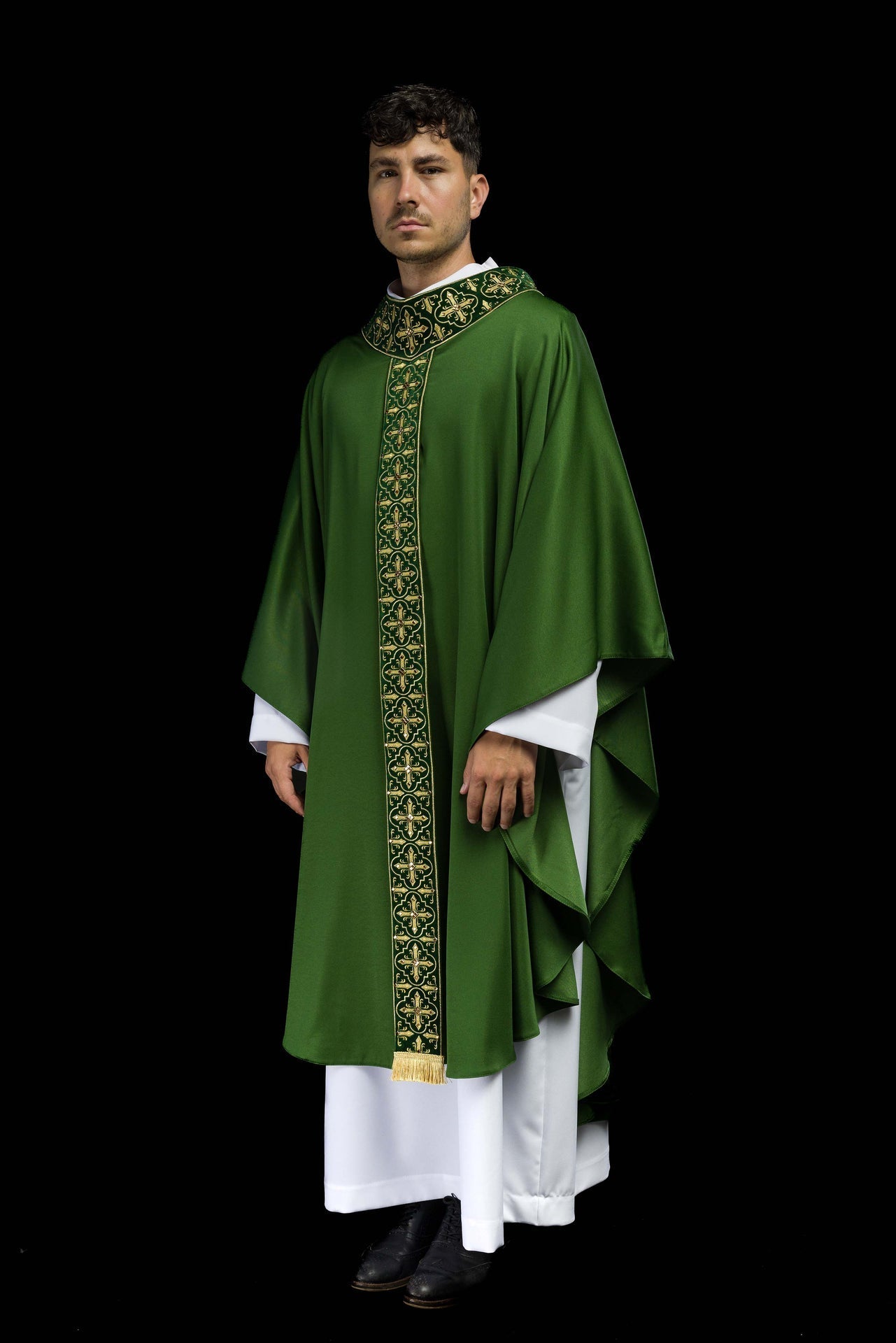 Ornat Liturgiczny Zielony Zdobiony Kamieniami i Złotym Krzyżem - SZATYLITURGICZNE.PL