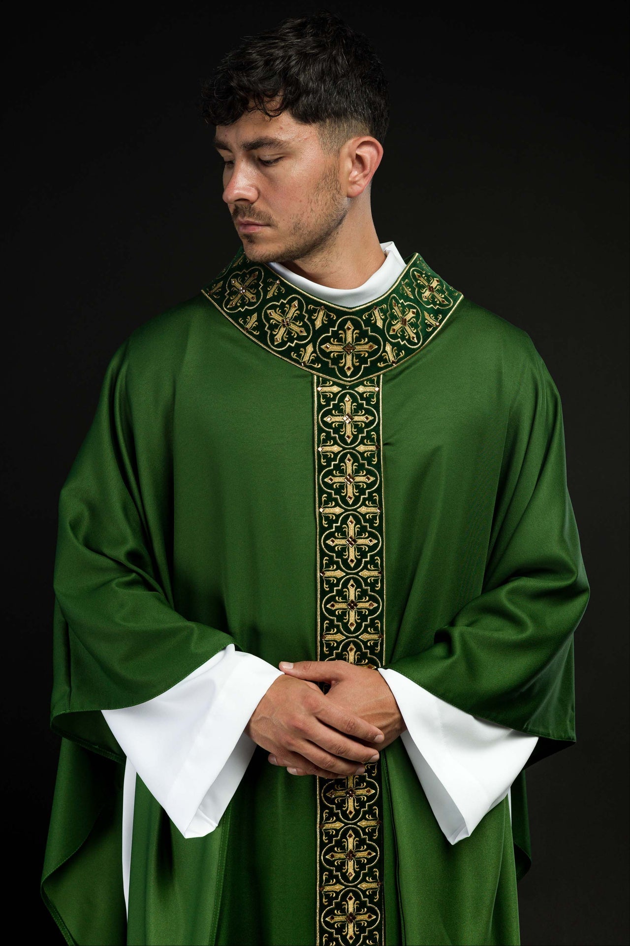 Ornat Liturgiczny Zielony Zdobiony Kamieniami i Złotym Krzyżem - SZATYLITURGICZNE.PL