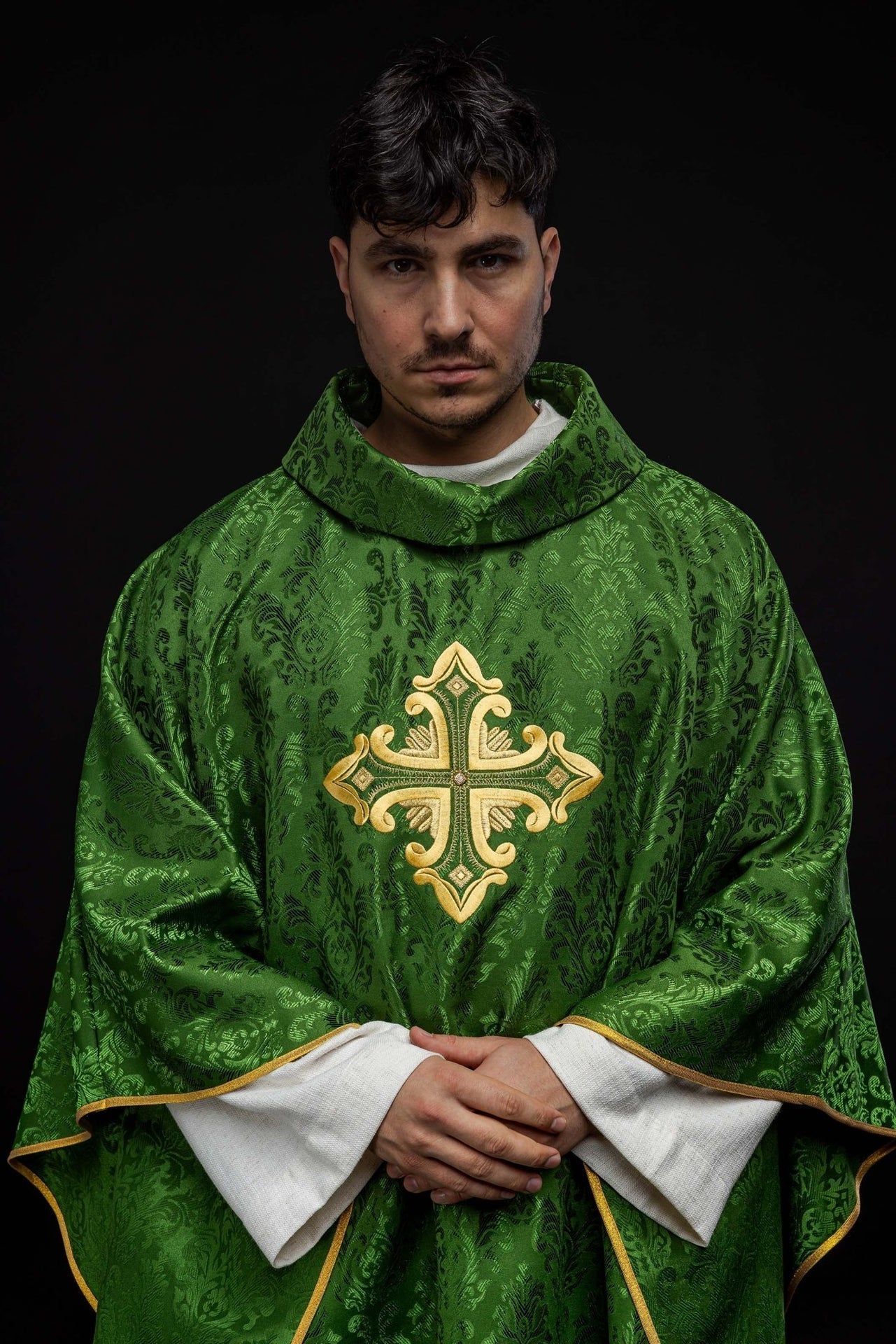 Ornat Liturgiczny Zielony ze Złotym Krzyżem i Stułą - SZATYLITURGICZNE.PL