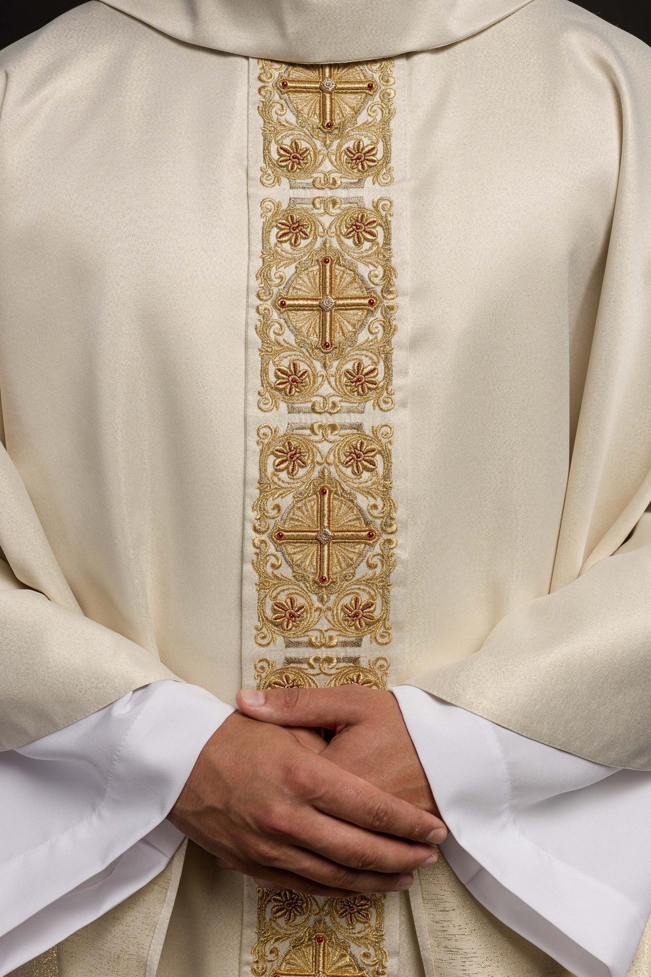 Ornat Liturgiczny Złoty z Haftem i Kamieniami Fasetowanymi - SZATYLITURGICZNE.PL