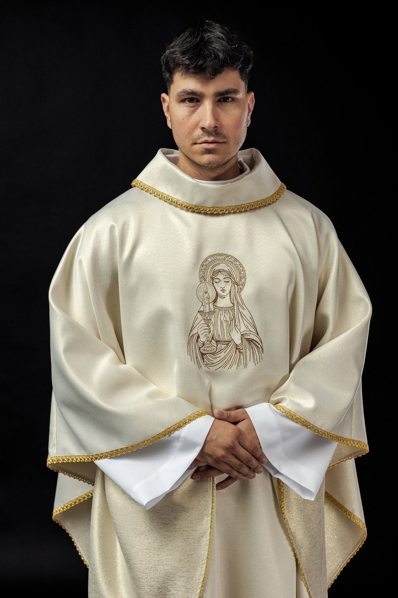 Ornat Liturgiczny Złoty z Haftem Matki Boskiej Gromnicznej - SZATYLITURGICZNE.PL