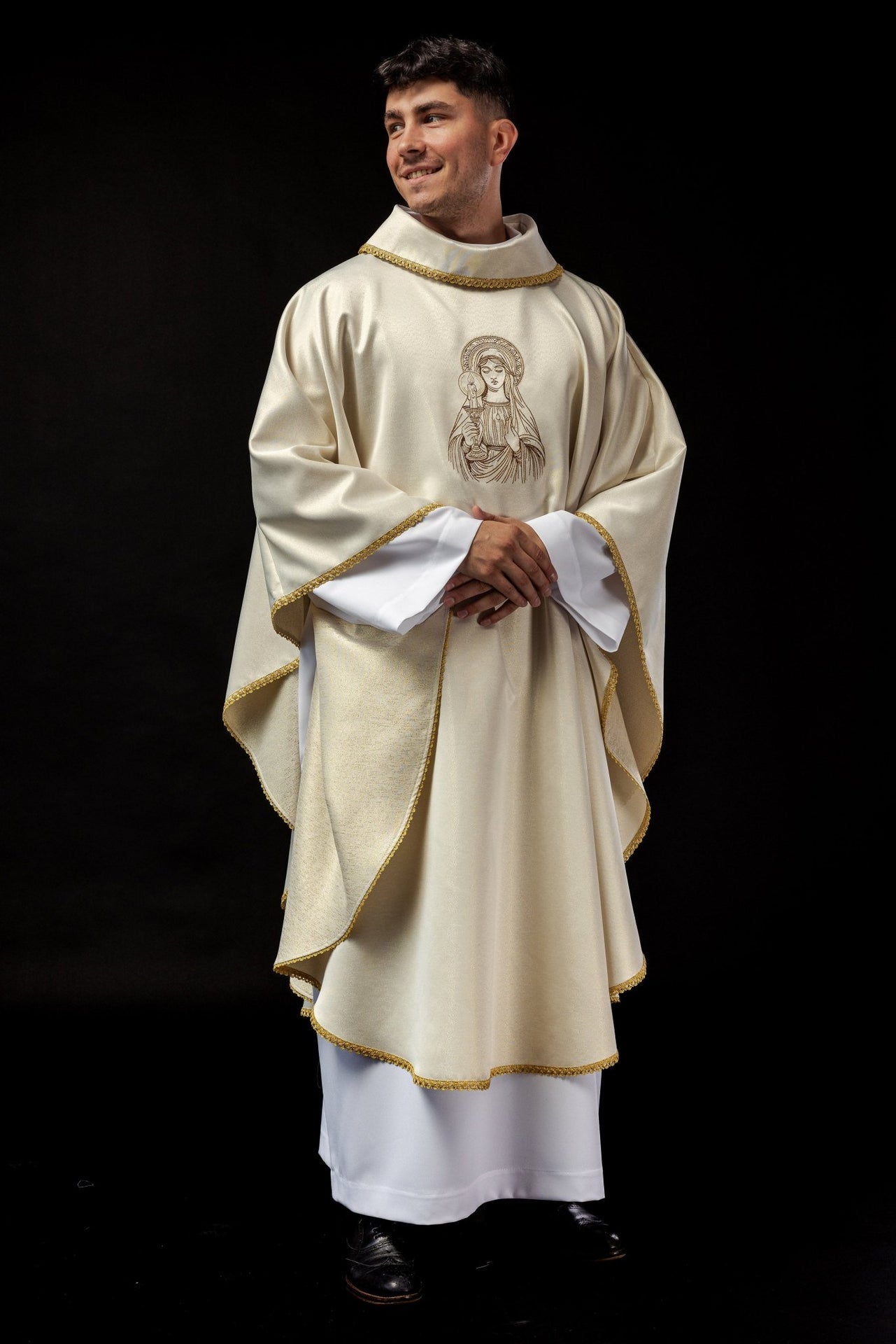 Ornat Liturgiczny Złoty z Haftem Matki Boskiej Gromnicznej - SZATYLITURGICZNE.PL