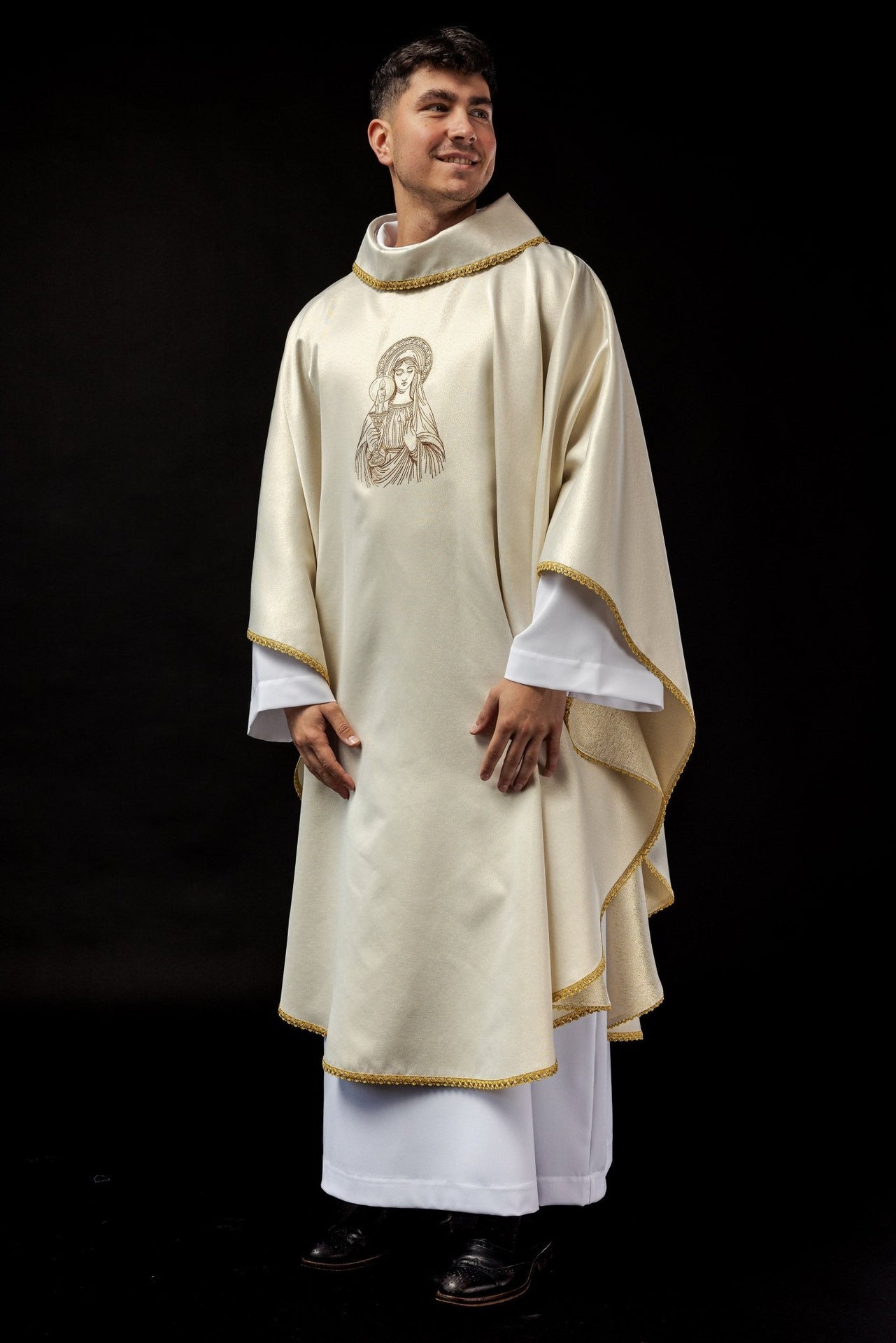 Ornat Liturgiczny Złoty z Haftem Matki Boskiej Gromnicznej - SZATYLITURGICZNE.PL