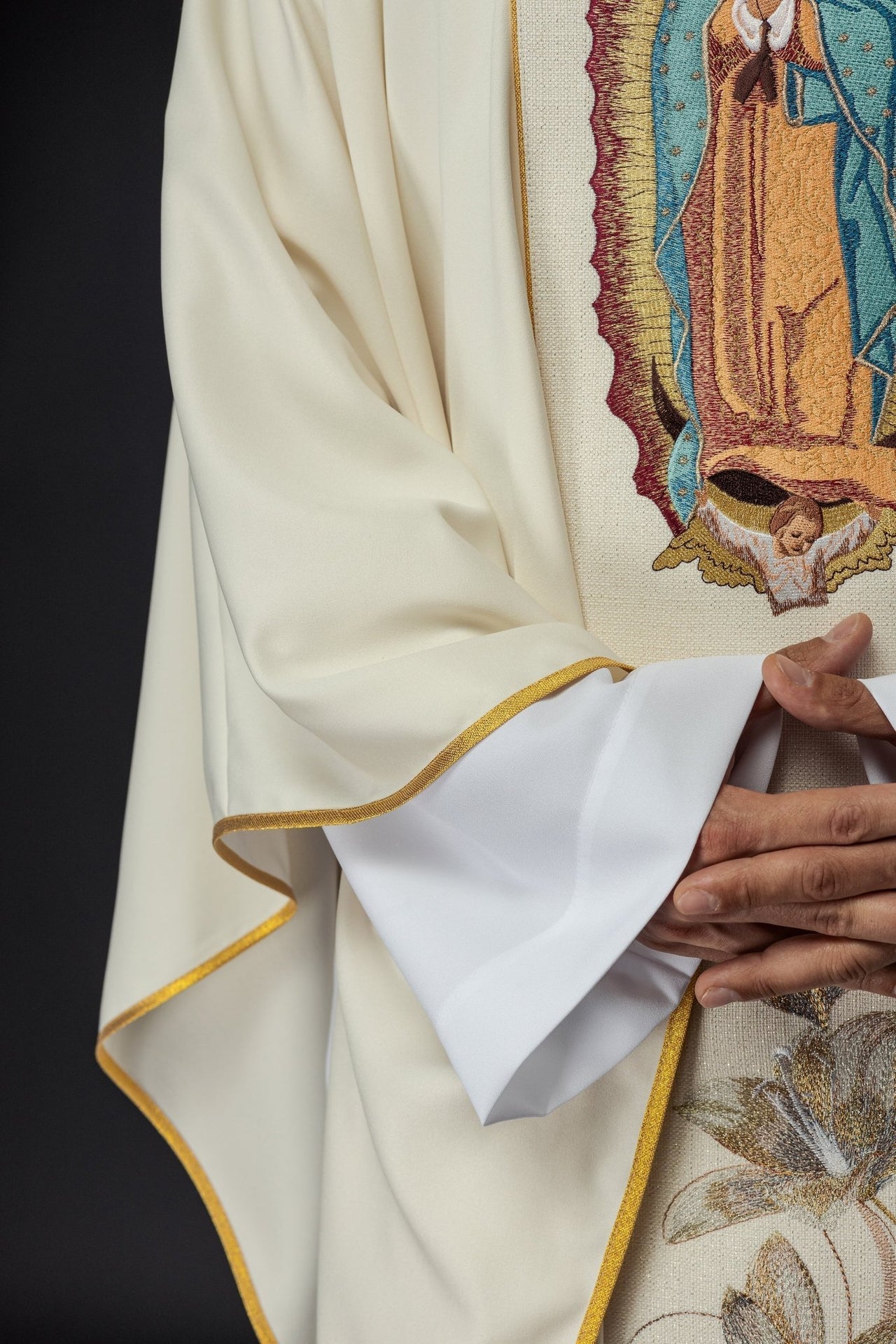 Ornat Liturgiczny Złoty z Haftem Matki Boskiej Guadalupe - SZATYLITURGICZNE.PL