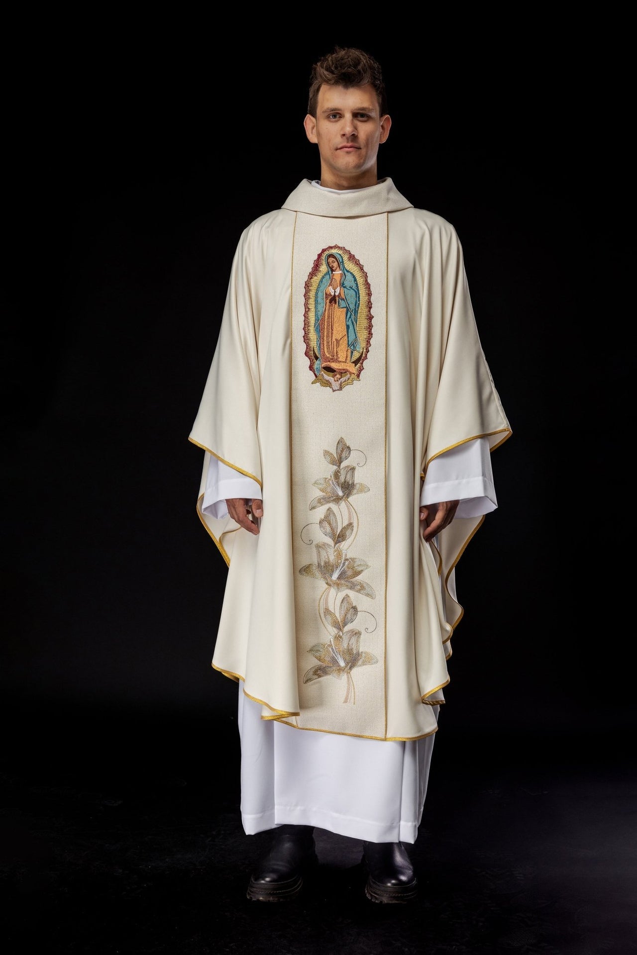 Ornat Liturgiczny Złoty z Haftem Matki Boskiej Guadalupe - SZATYLITURGICZNE.PL