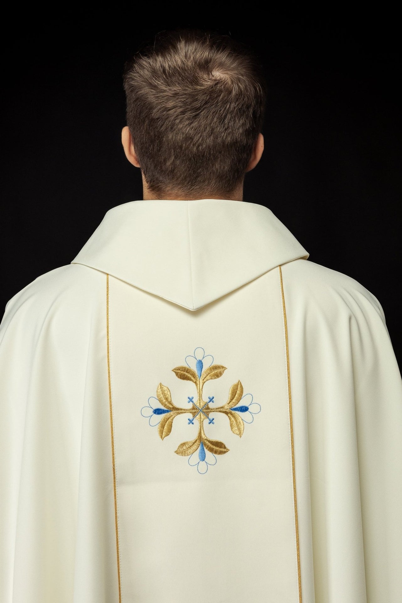 Ornat Liturgiczny Złoty z Haftem Matki Bożej Fatimskiej - SZATYLITURGICZNE.PL