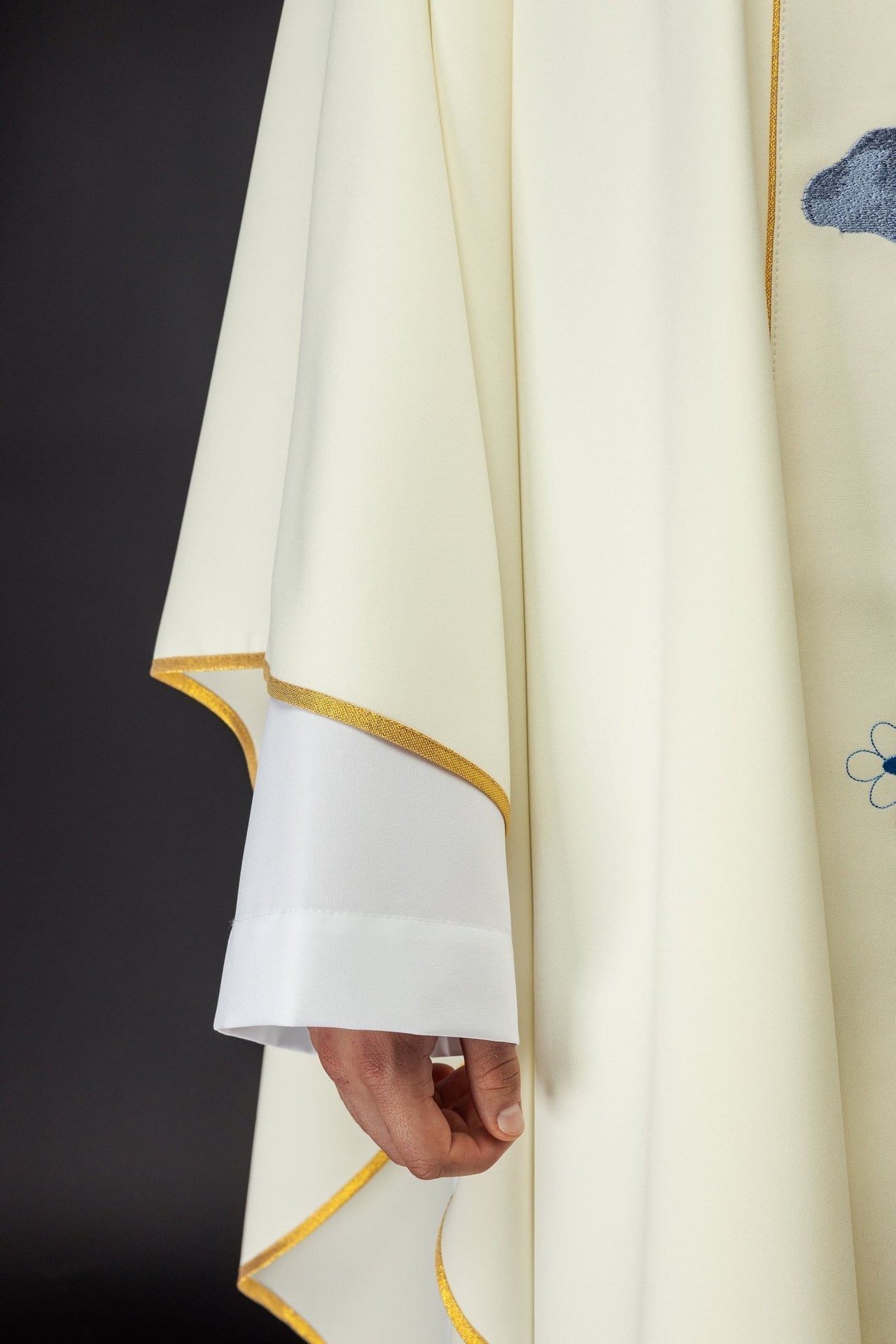 Ornat Liturgiczny Złoty z Haftem Matki Bożej Fatimskiej - SZATYLITURGICZNE.PL