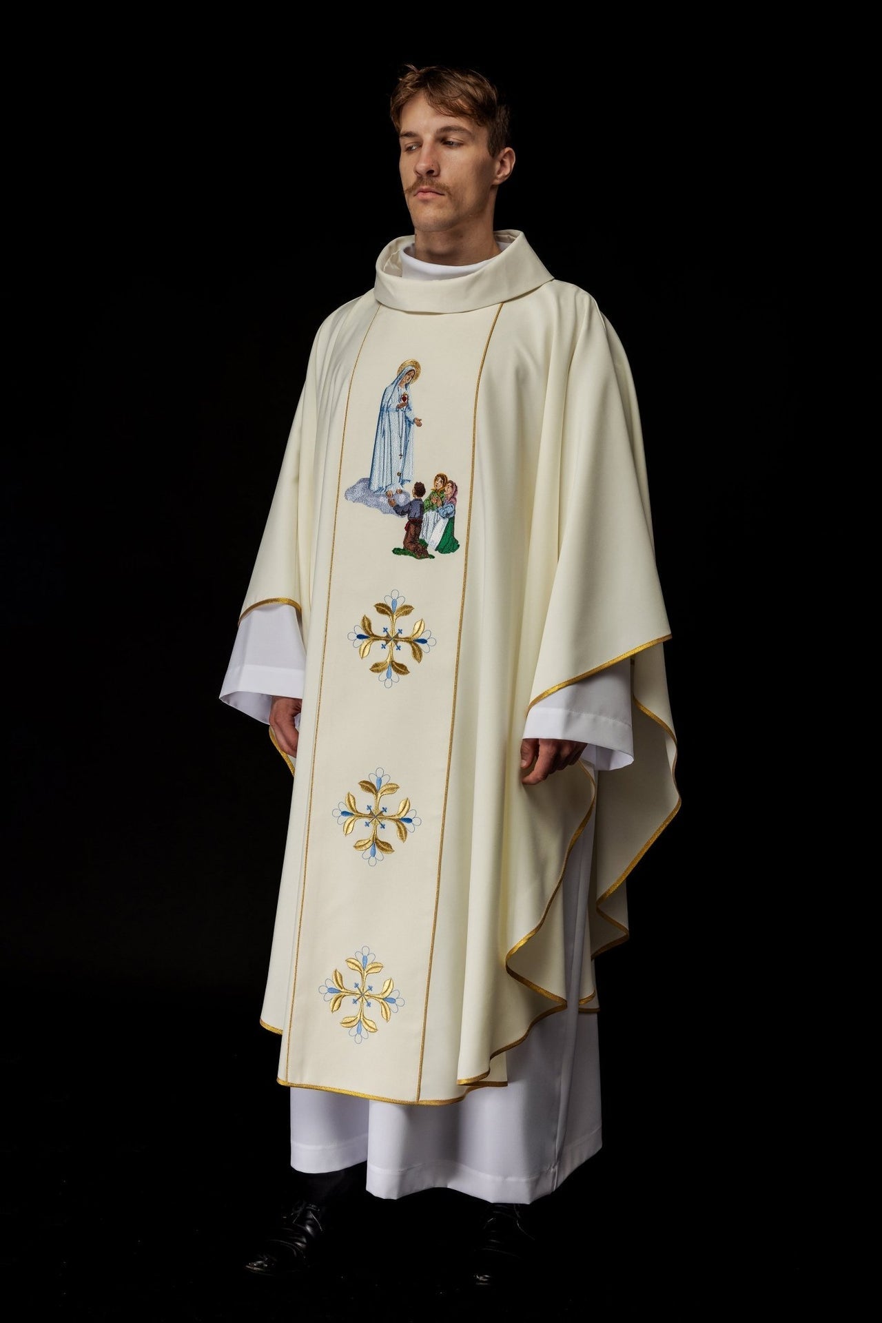 Ornat Liturgiczny Złoty z Haftem Matki Bożej Fatimskiej - SZATYLITURGICZNE.PL