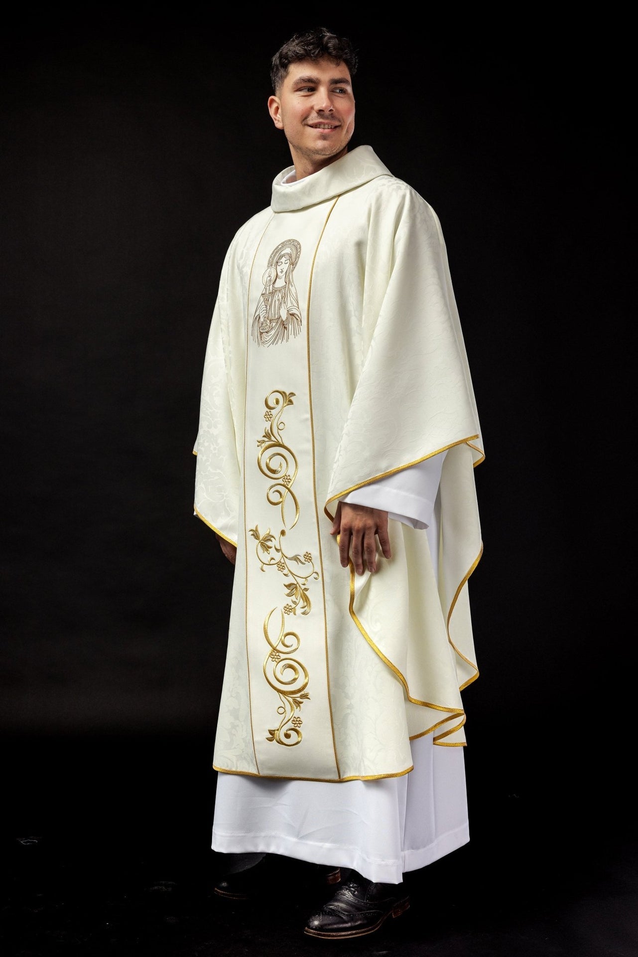 Ornat Liturgiczny Złoty z Haftem Matki Bożej Gromnicznej - SZATYLITURGICZNE.PL