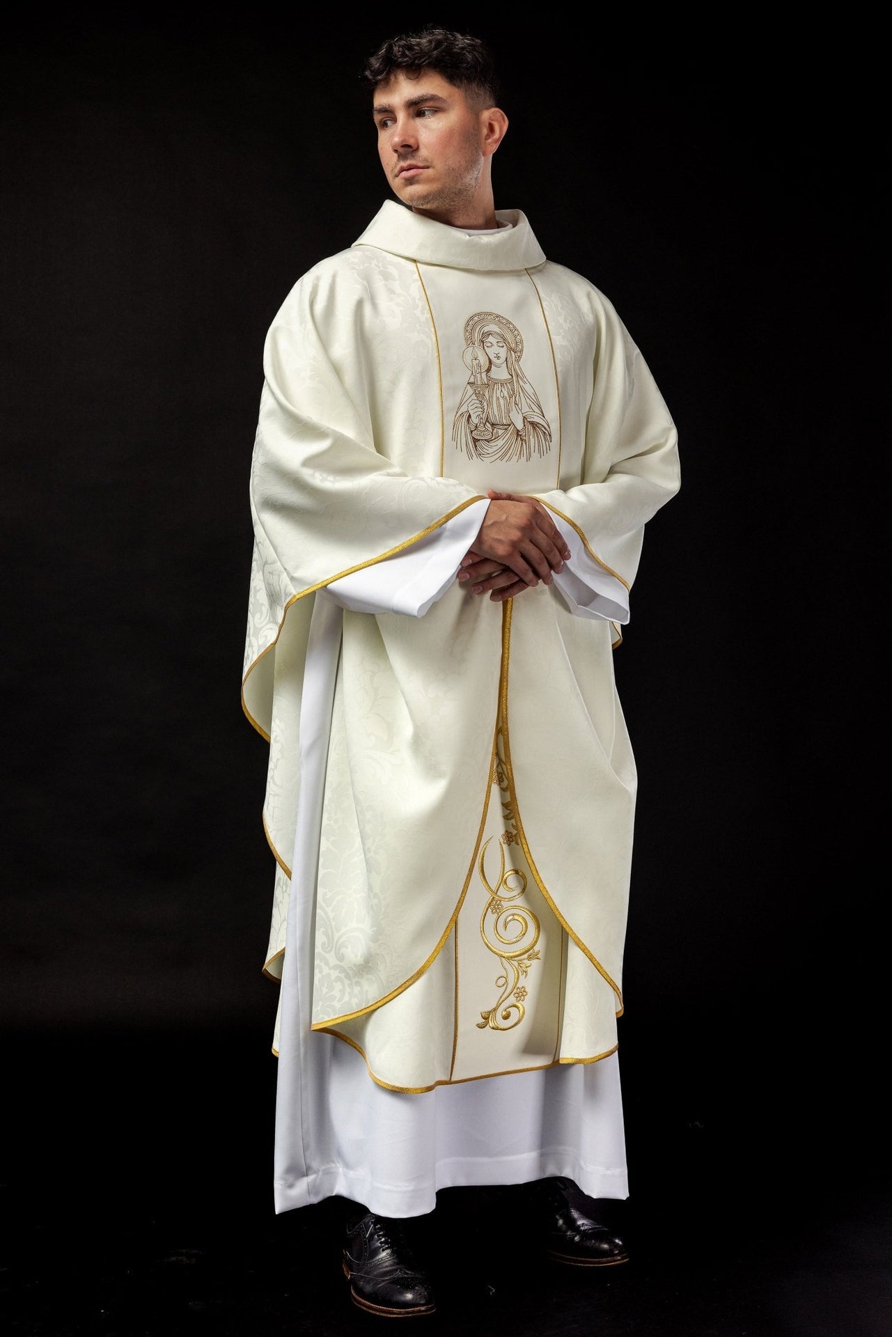 Ornat Liturgiczny Złoty z Haftem Matki Bożej Gromnicznej - SZATYLITURGICZNE.PL