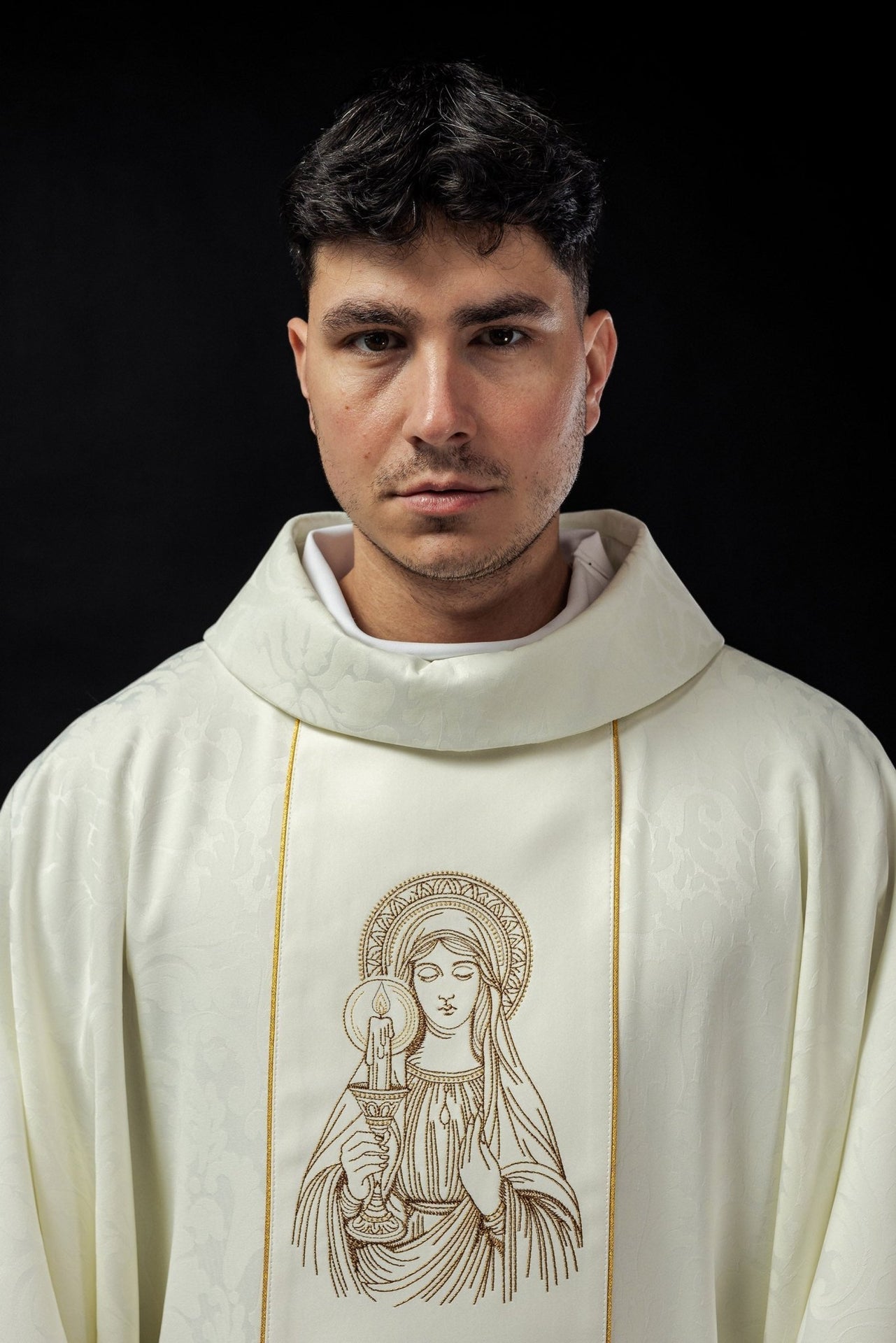 Ornat Liturgiczny Złoty z Haftem Matki Bożej Gromnicznej - SZATYLITURGICZNE.PL