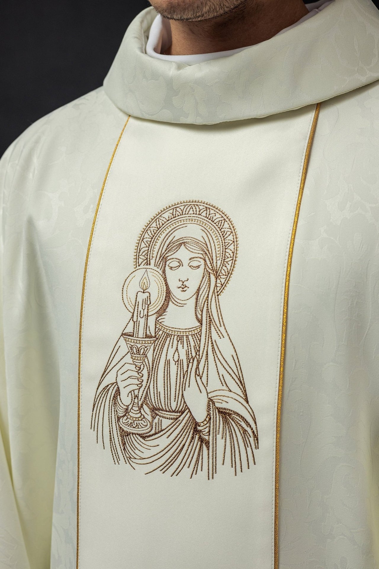 Ornat Liturgiczny Złoty z Haftem Matki Bożej Gromnicznej - SZATYLITURGICZNE.PL