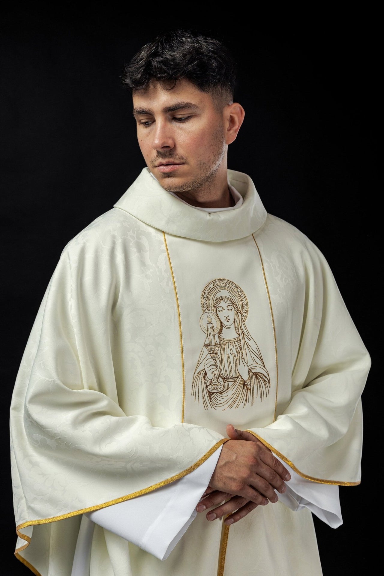 Ornat Liturgiczny Złoty z Haftem Matki Bożej Gromnicznej - SZATYLITURGICZNE.PL