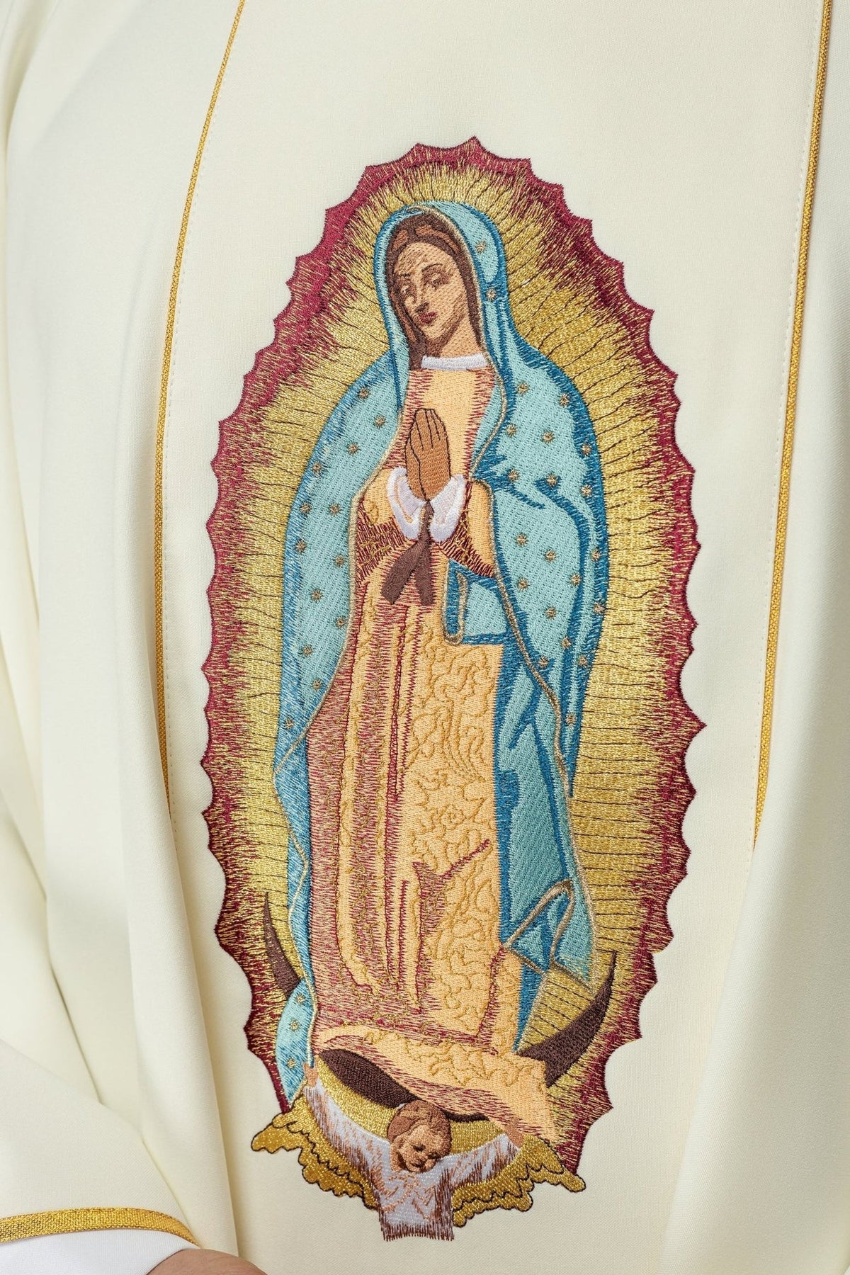 Ornat Liturgiczny Złoty z Haftem Matki Bożej Guadalupe - SZATYLITURGICZNE.PL