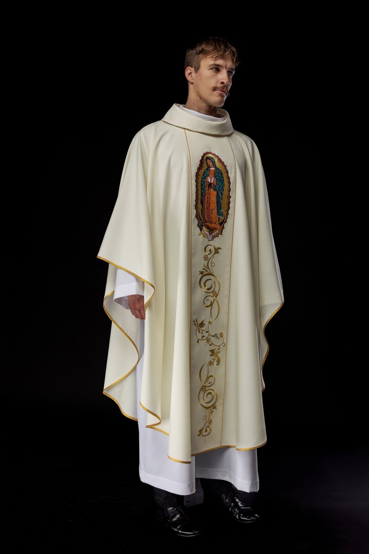 Ornat Liturgiczny Złoty z Haftem Matki Bożej Guadalupe - SZATYLITURGICZNE.PL