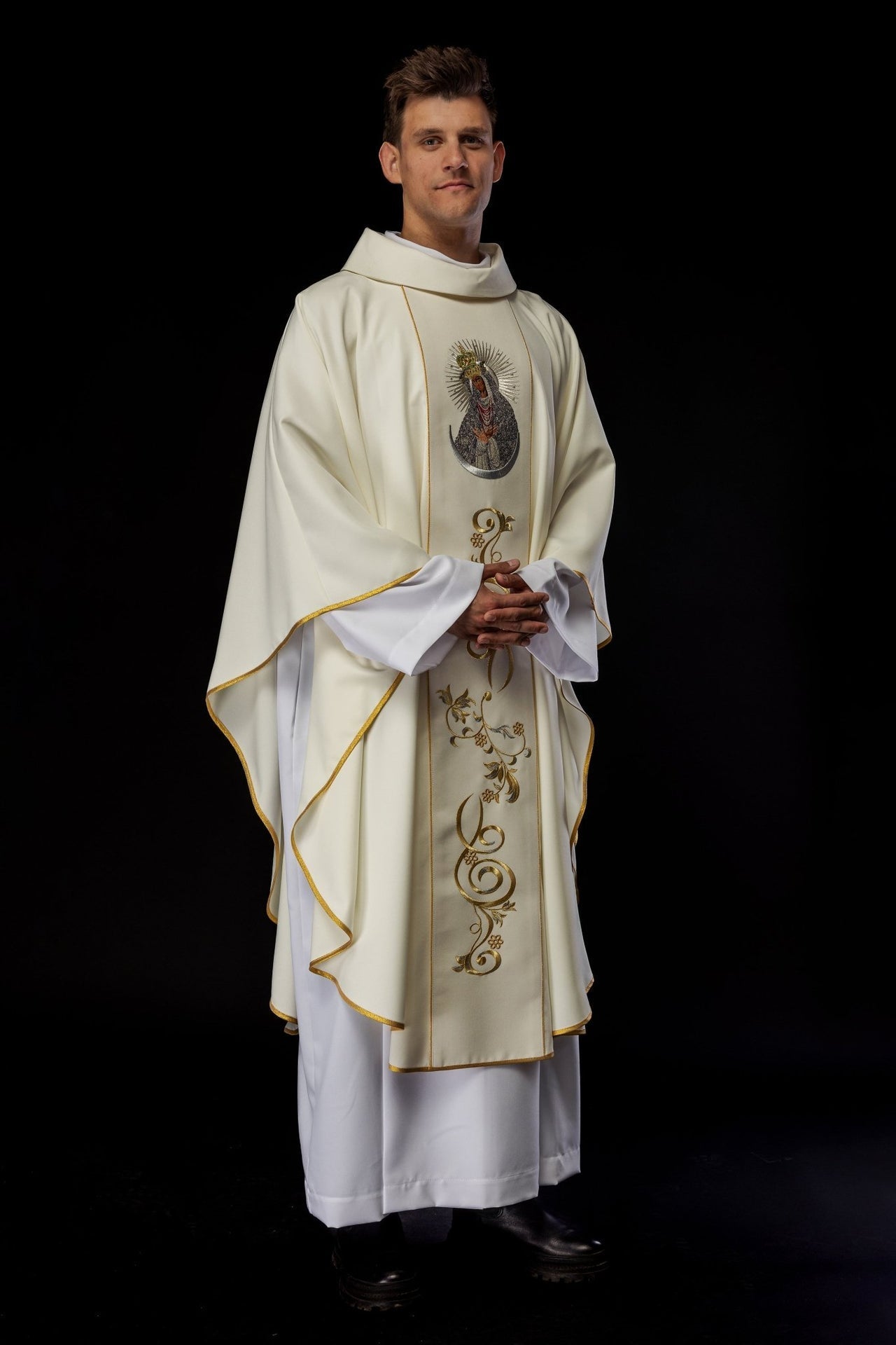 Ornat Liturgiczny Złoty z Haftem Matki Bożej Ostrobramskiej - SZATYLITURGICZNE.PL