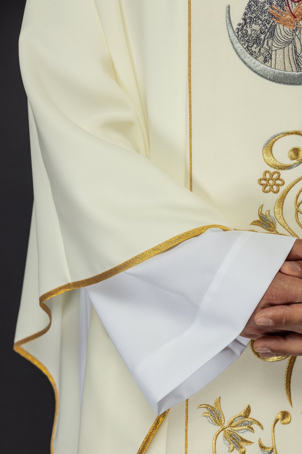 Ornat Liturgiczny Złoty z Haftem Matki Bożej Ostrobramskiej - SZATYLITURGICZNE.PL