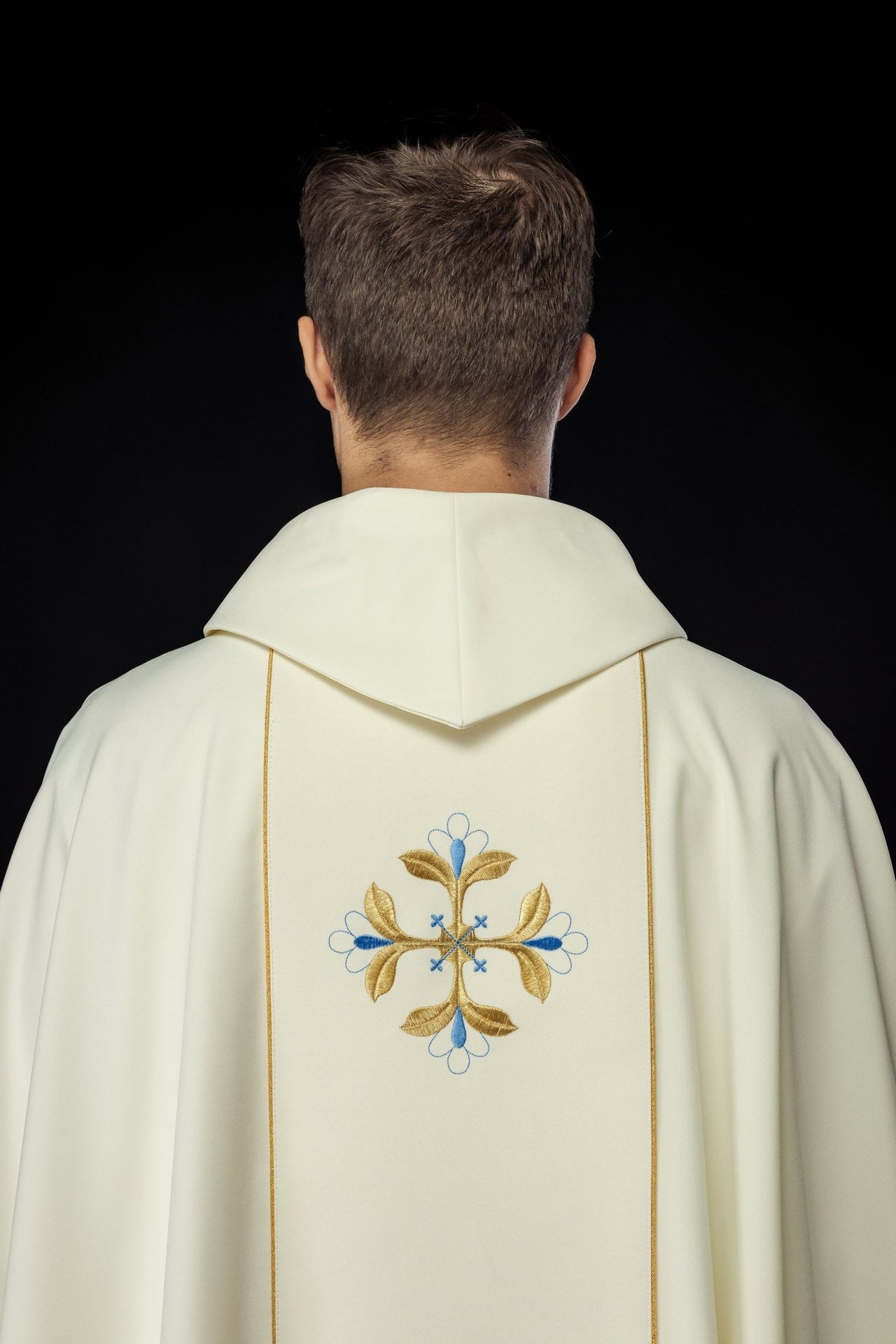Ornat Liturgiczny Złoty z Haftem Matki Bożej Wniebowziętej - SZATYLITURGICZNE.PL