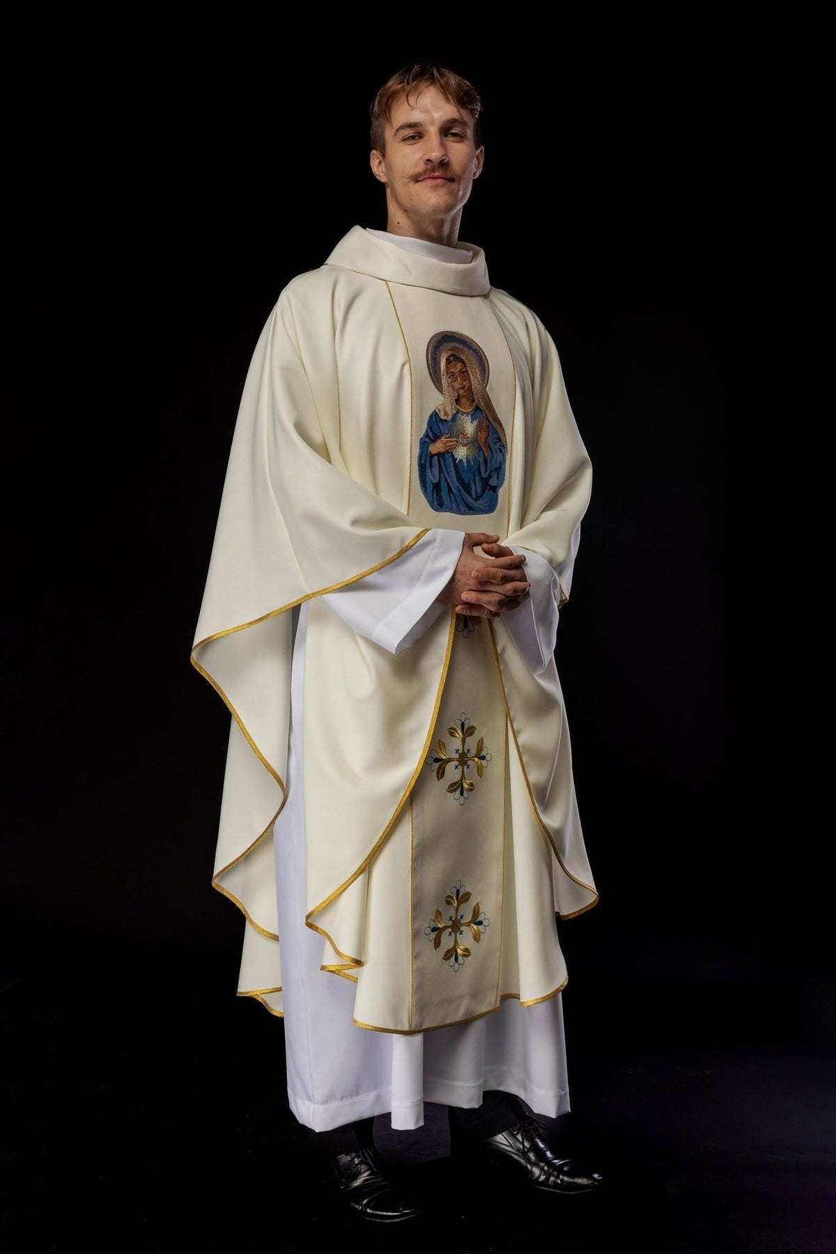 Ornat Liturgiczny Złoty z Haftem Serca Maryi - Elegancki Golf - SZATYLITURGICZNE.PL