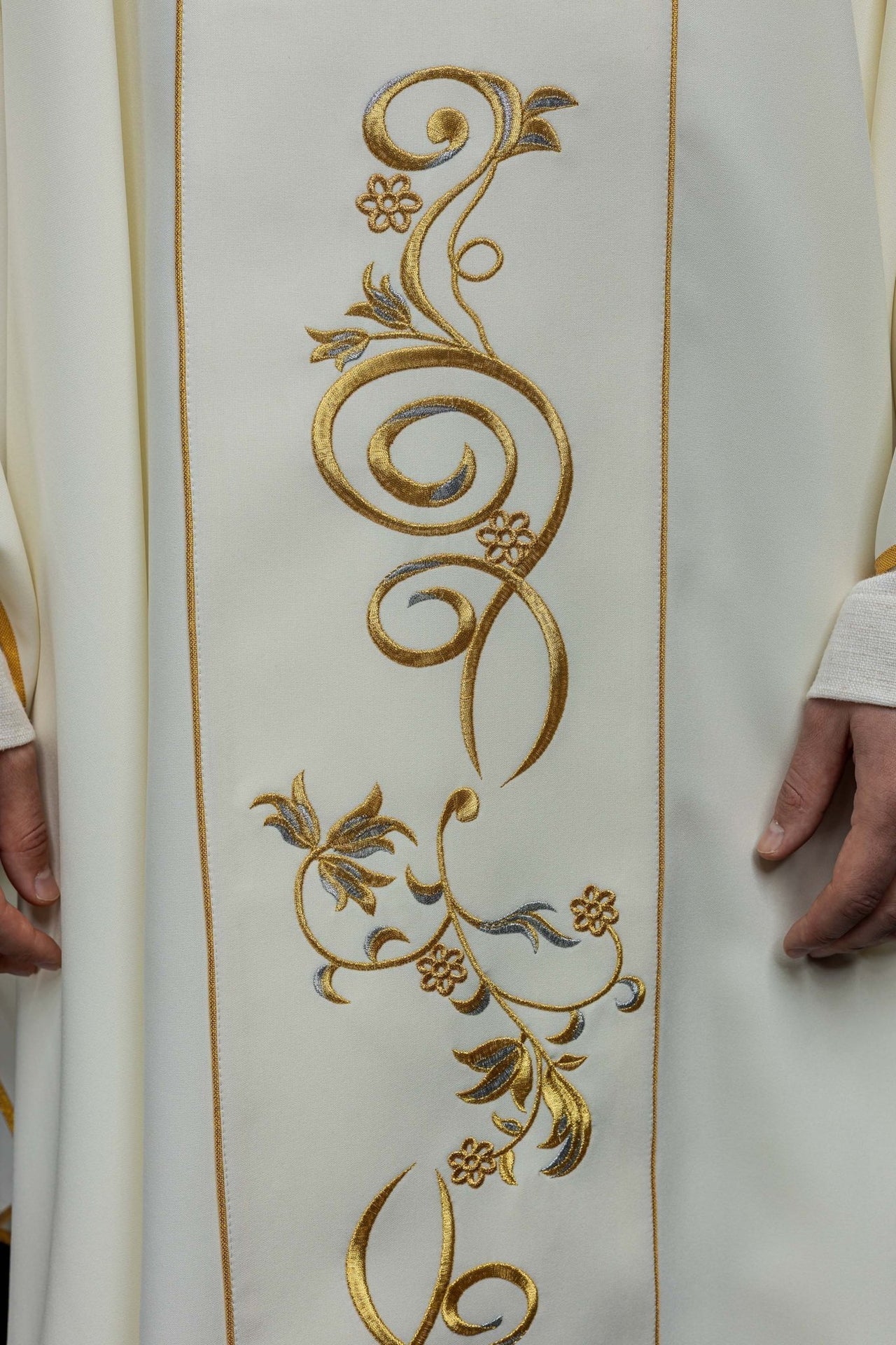 Ornat Liturgiczny Złoty z Haftem Św. Faustyny - Elegancki Golf - SZATYLITURGICZNE.PL