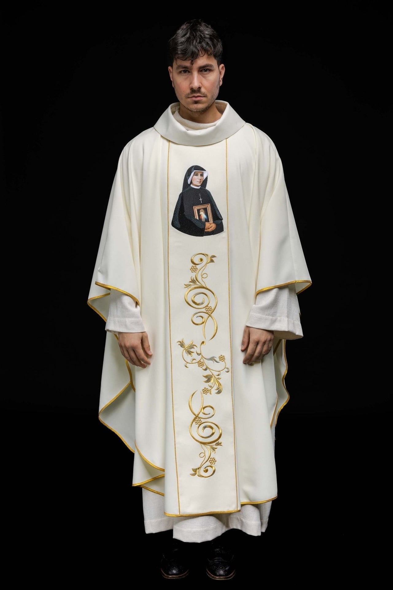 Ornat Liturgiczny Złoty z Haftem Św. Faustyny - Elegancki Golf - SZATYLITURGICZNE.PL