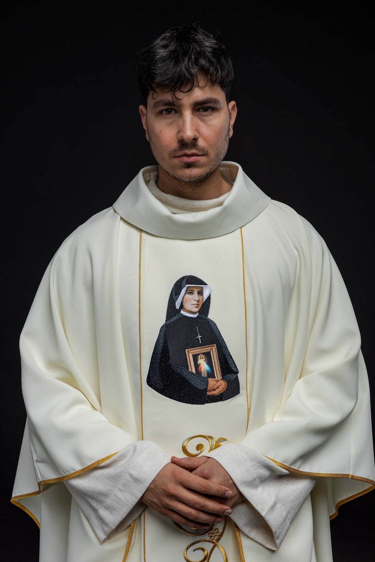 Ornat Liturgiczny Złoty z Haftem Św. Faustyny - Elegancki Golf - SZATYLITURGICZNE.PL