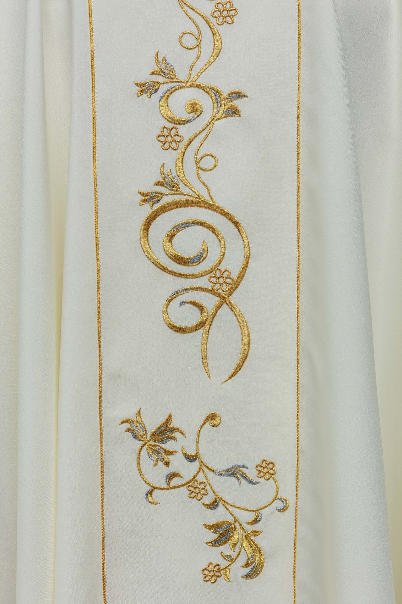 Ornat Liturgiczny Złoty z Haftem Św. Faustyny - Elegancki Golf - SZATYLITURGICZNE.PL