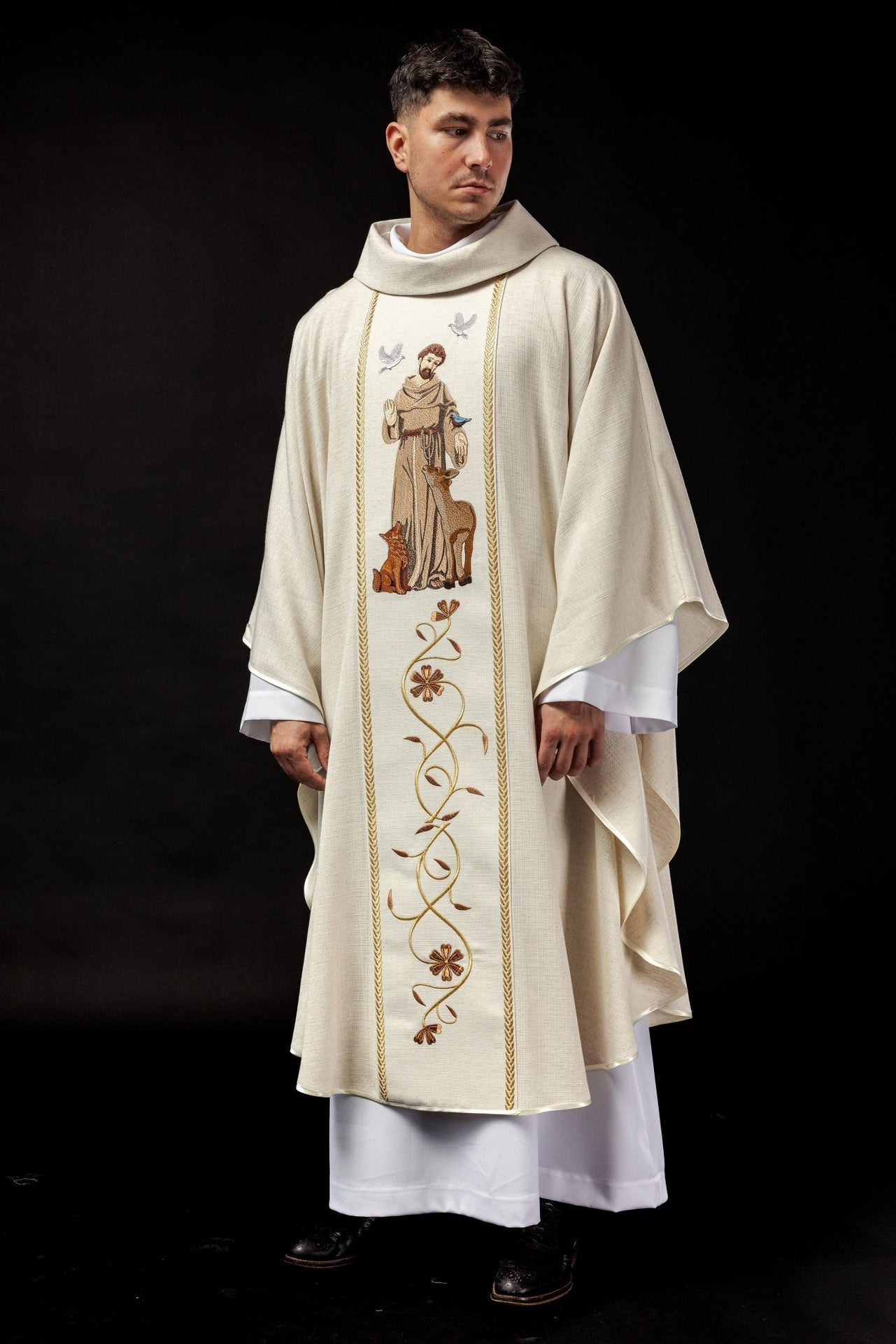 Ornat Liturgiczny Złoty z Haftem Św. Franciszka - Polski Producent - SZATYLITURGICZNE.PL