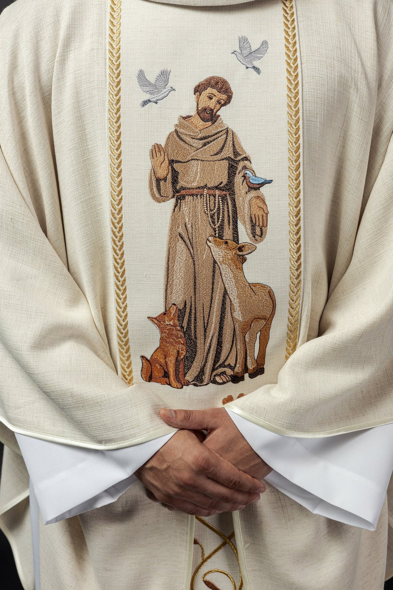 Ornat Liturgiczny Złoty z Haftem Św. Franciszka - Polski Producent - SZATYLITURGICZNE.PL