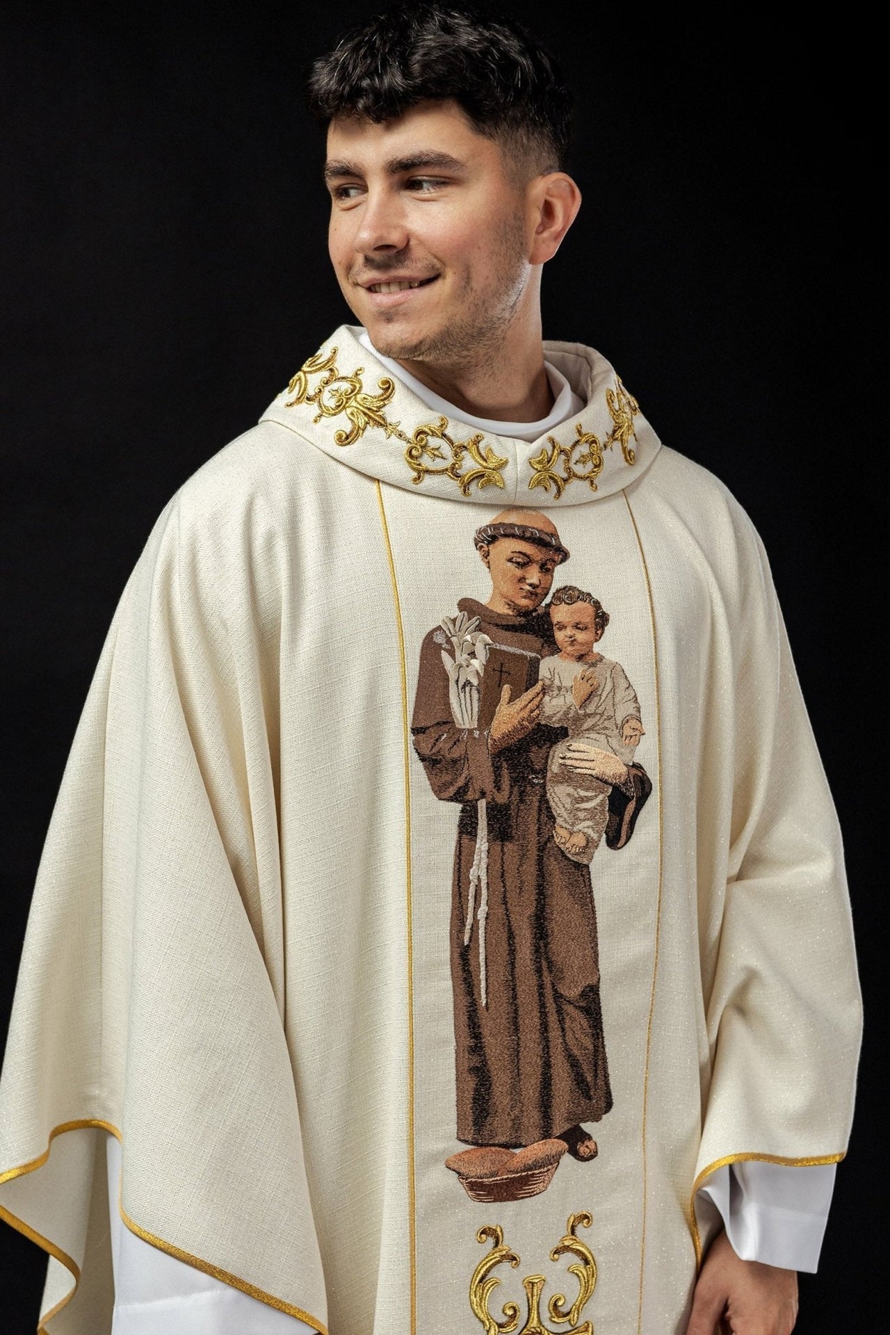 Ornat Liturgiczny Złoty z Haftem Świętego Antoniego - Polski Producent - SZATYLITURGICZNE.PL