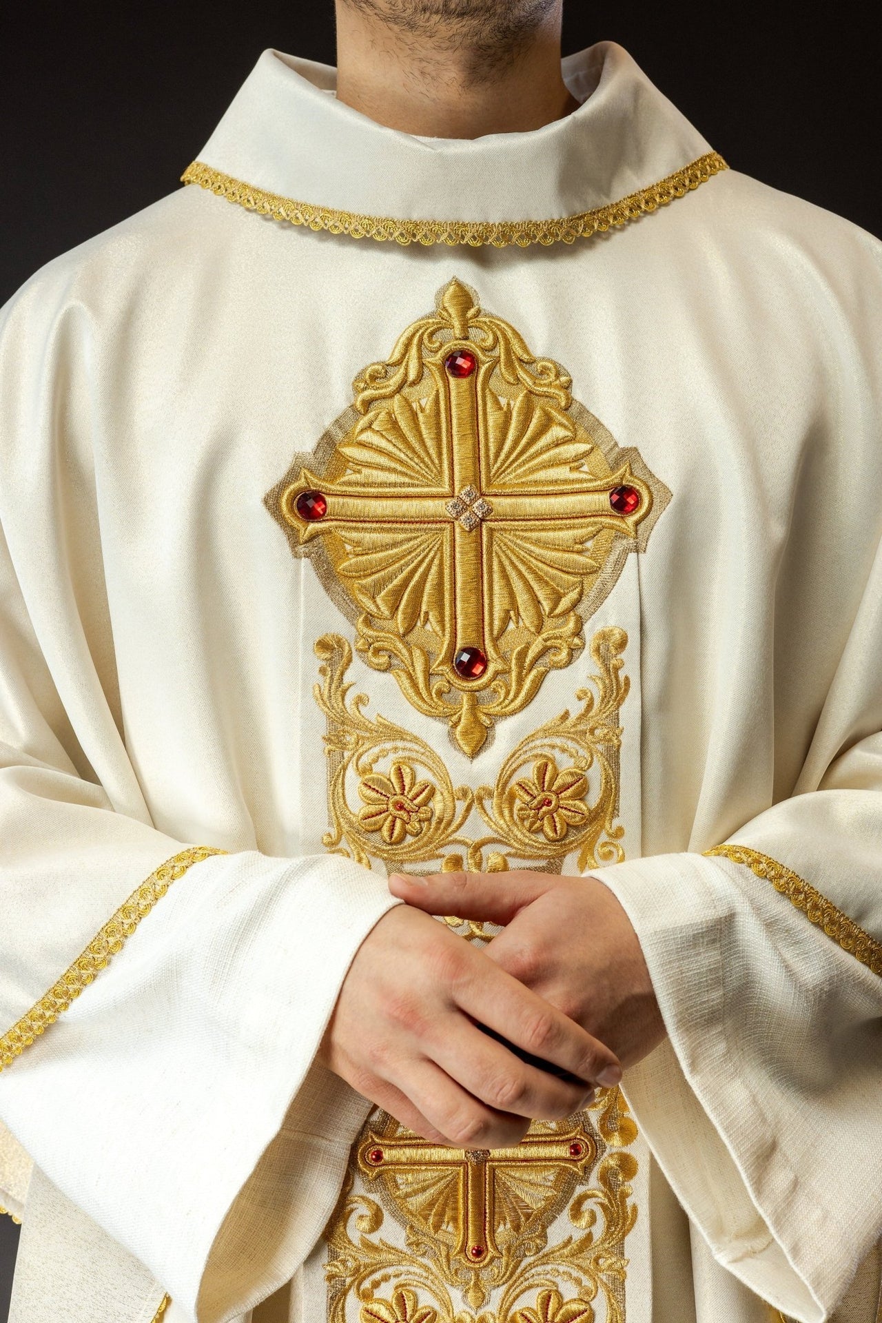 Ornat Liturgiczny Złoty z Kamieniami i Bogatym Haftem - SZATYLITURGICZNE.PL