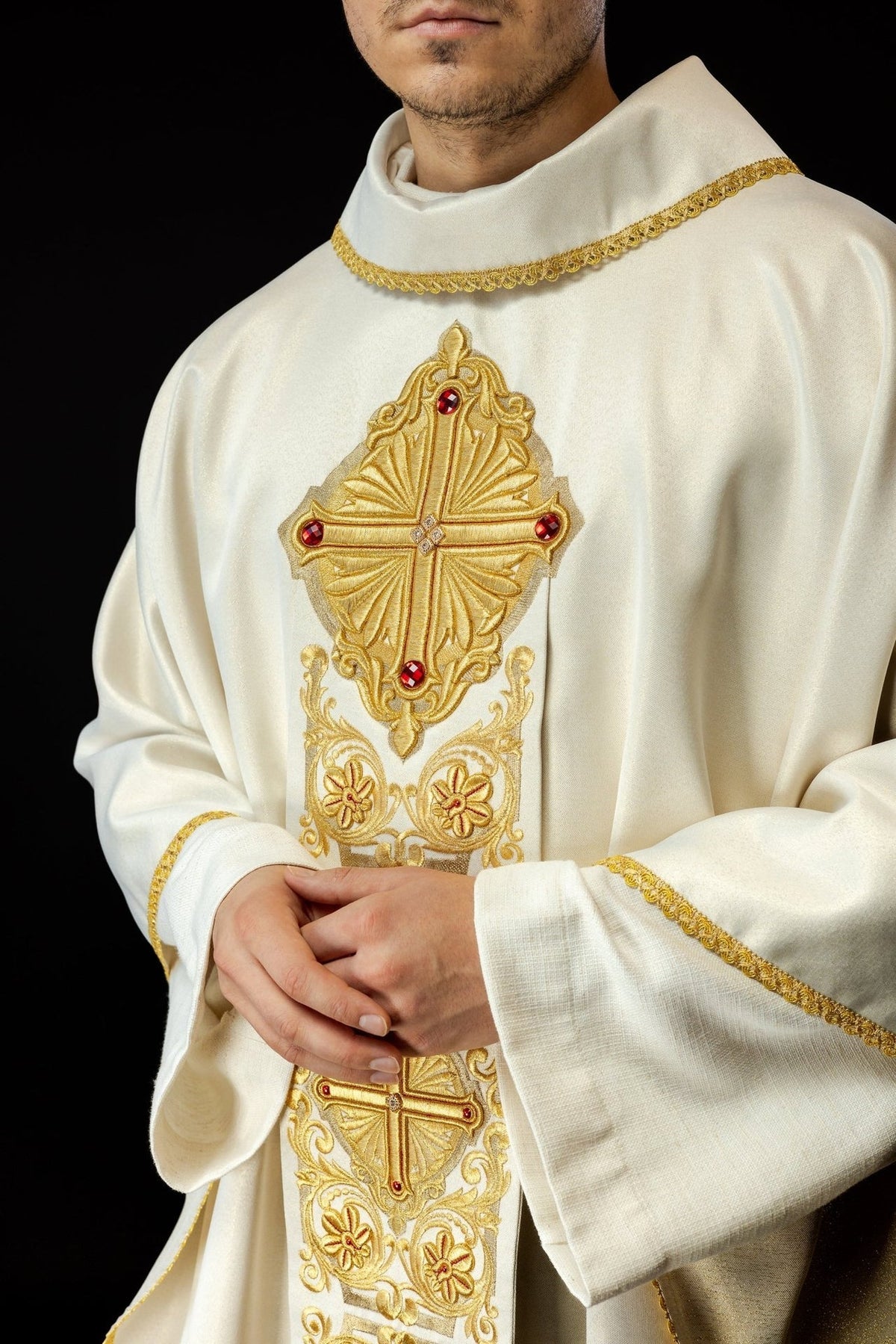 Ornat Liturgiczny Złoty z Kamieniami i Bogatym Haftem - SZATYLITURGICZNE.PL