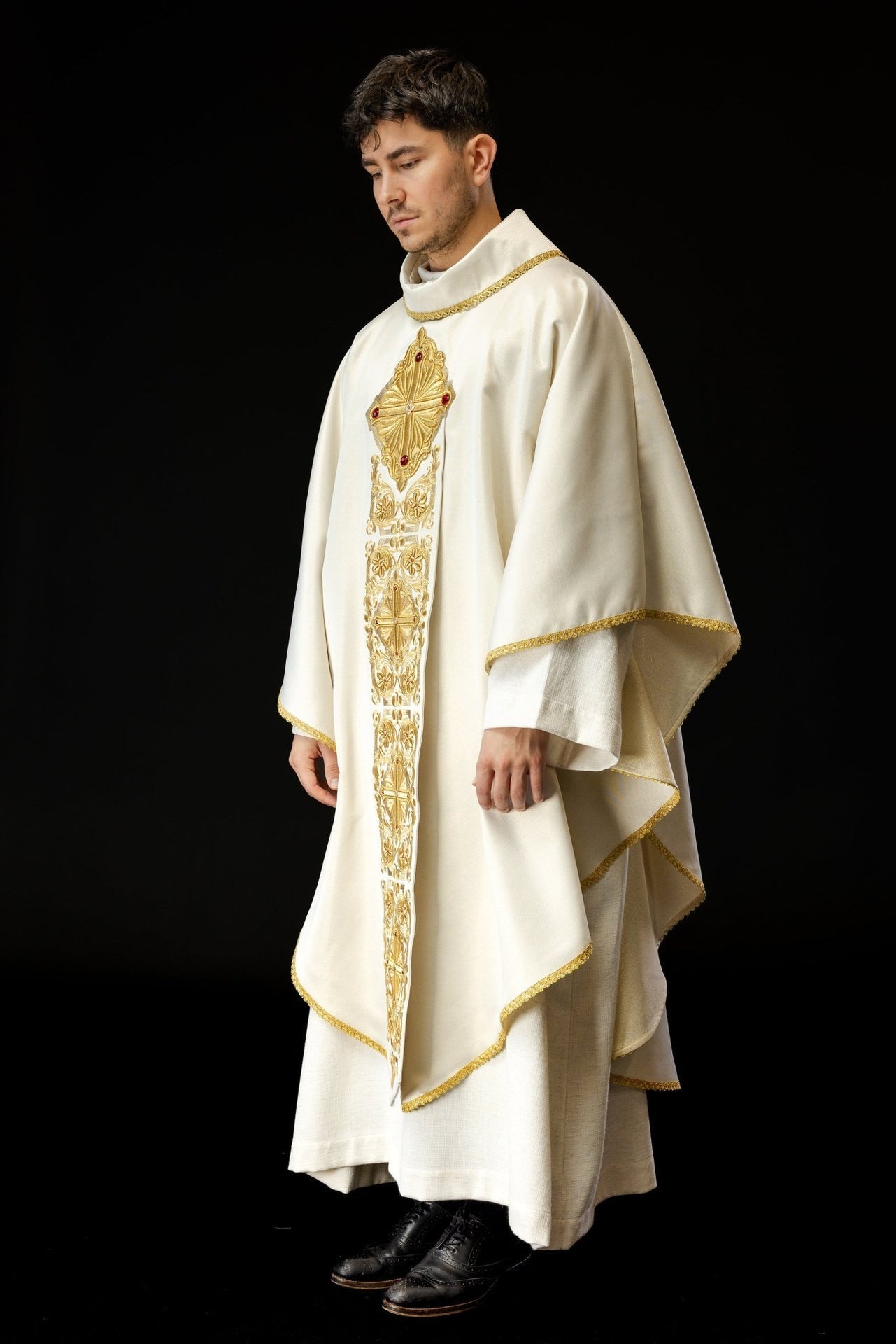 Ornat Liturgiczny Złoty z Kamieniami i Bogatym Haftem - SZATYLITURGICZNE.PL