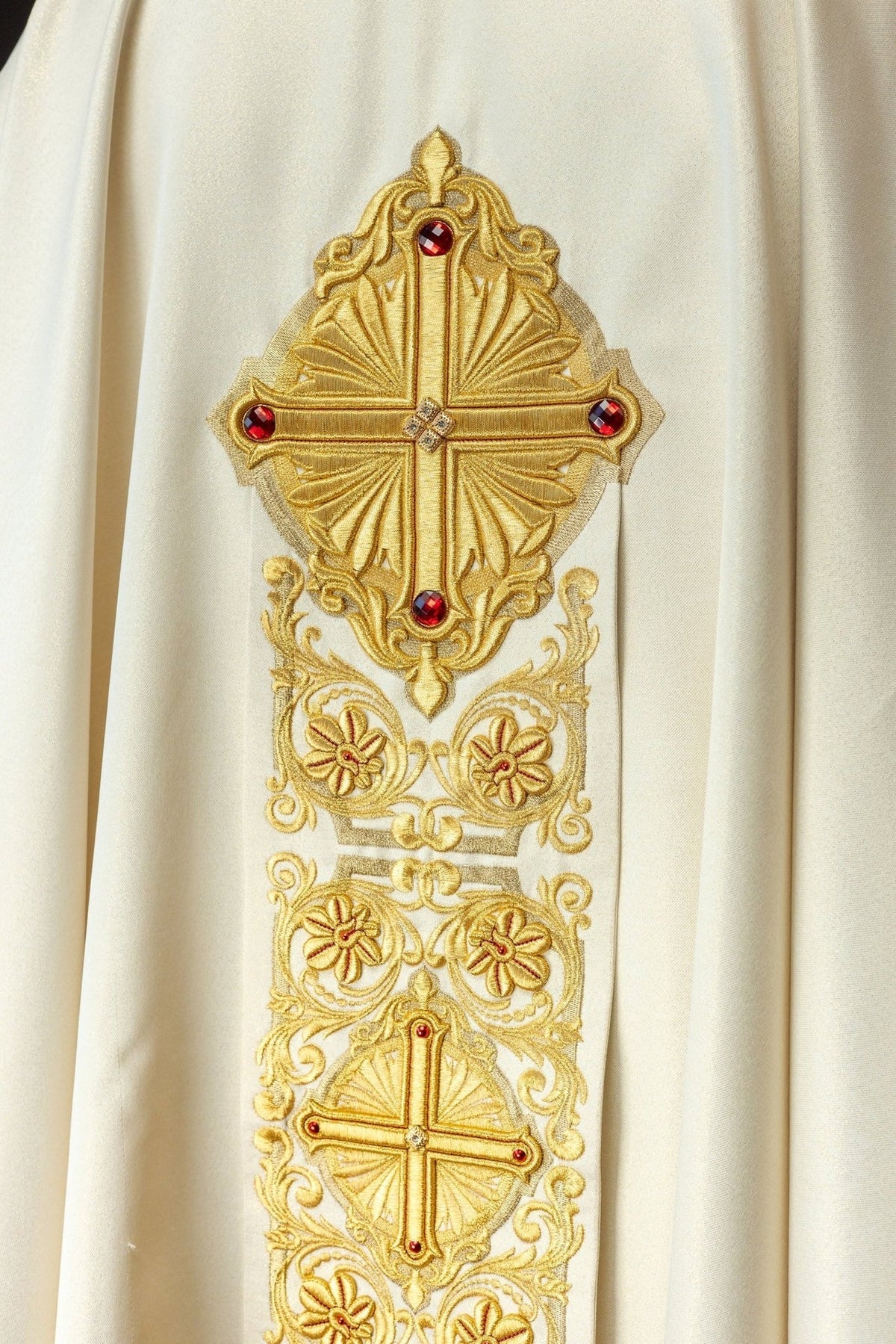 Ornat Liturgiczny Złoty z Kamieniami i Bogatym Haftem - SZATYLITURGICZNE.PL
