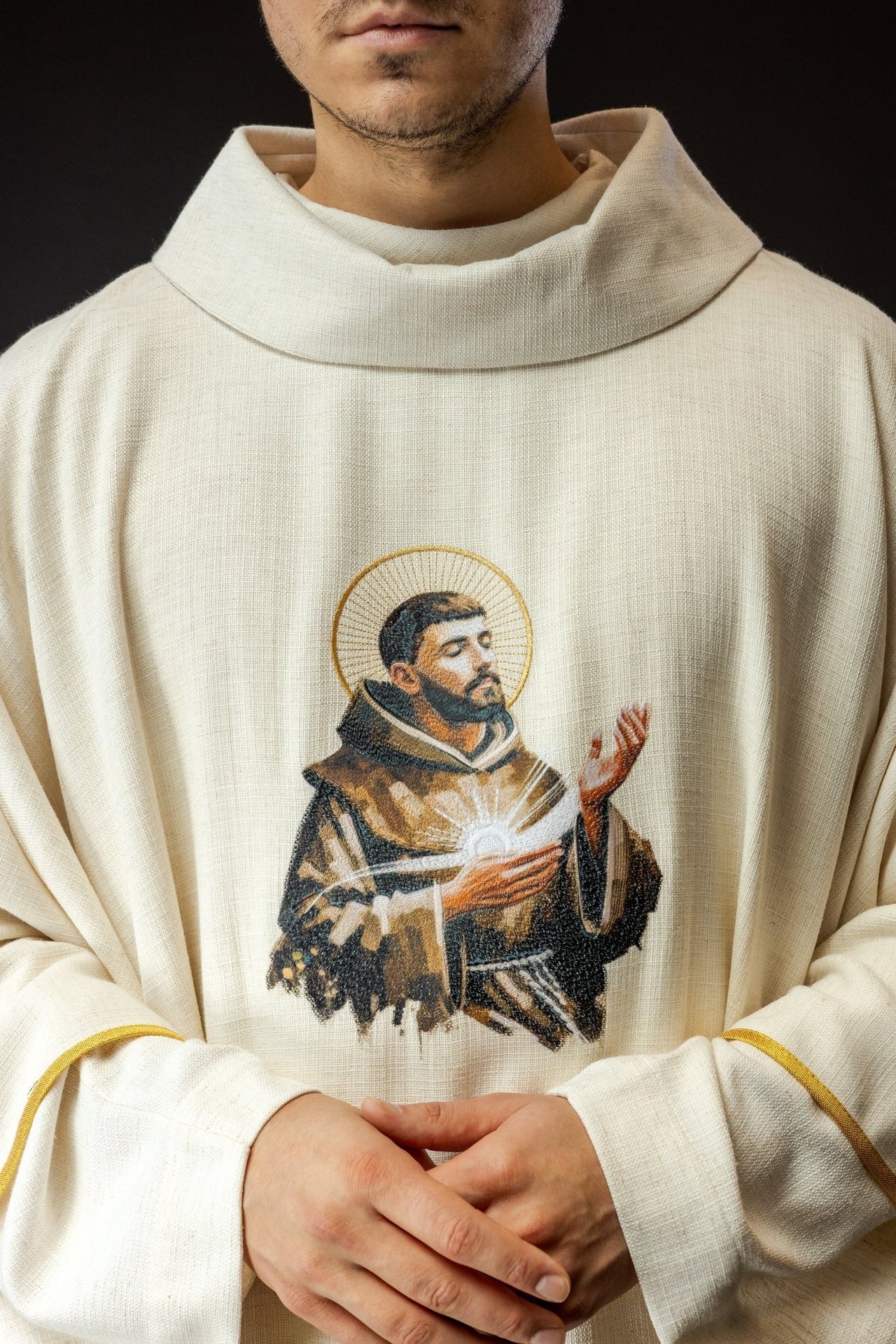 Ornat Liturgiczny Złoty ze Świętym Franciszkiem - Polski Haft - SZATYLITURGICZNE.PL