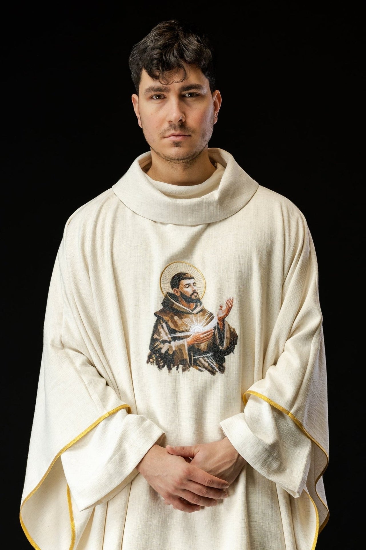 Ornat Liturgiczny Złoty ze Świętym Franciszkiem - Polski Haft - SZATYLITURGICZNE.PL