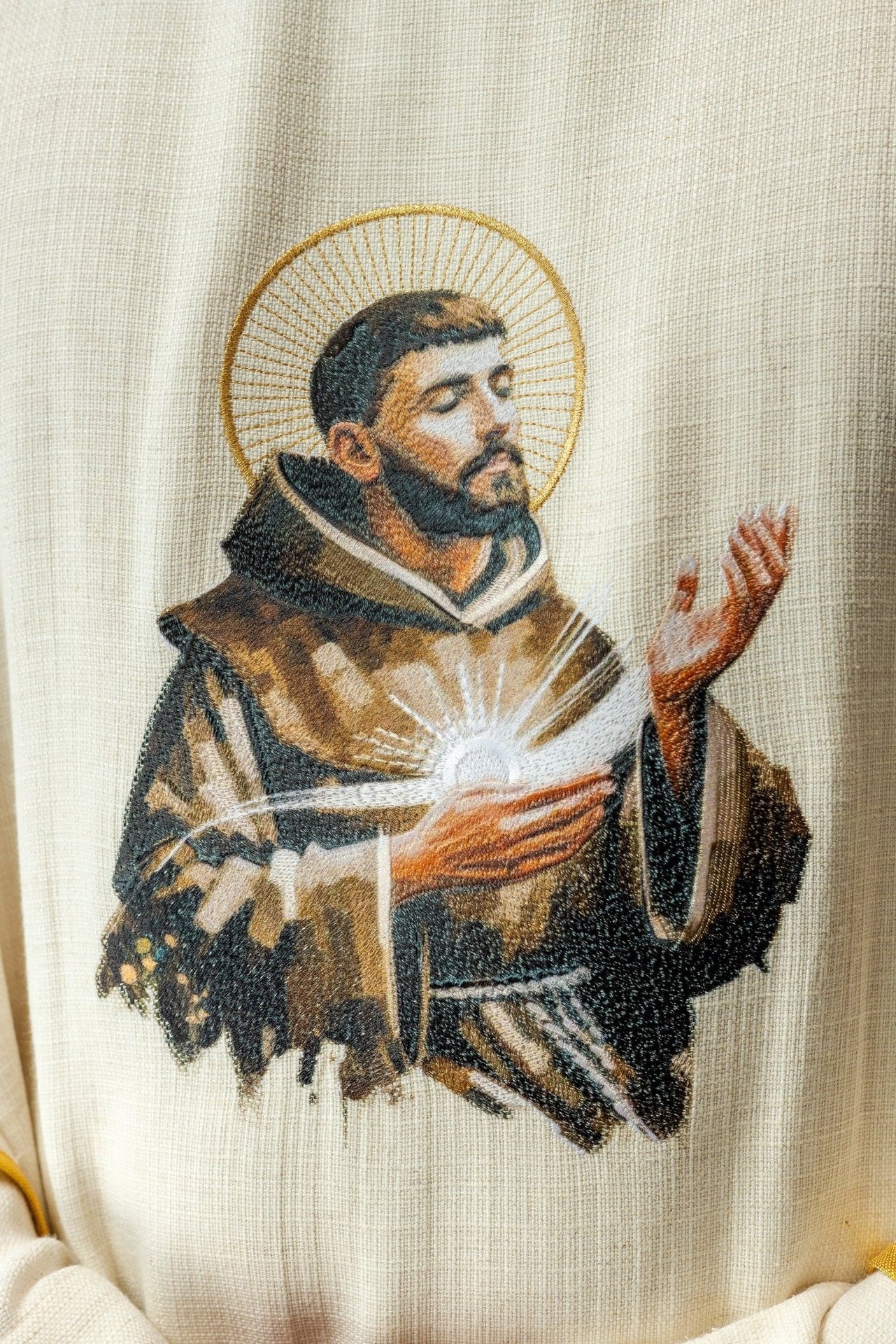 Ornat Liturgiczny Złoty ze Świętym Franciszkiem - Polski Haft - SZATYLITURGICZNE.PL