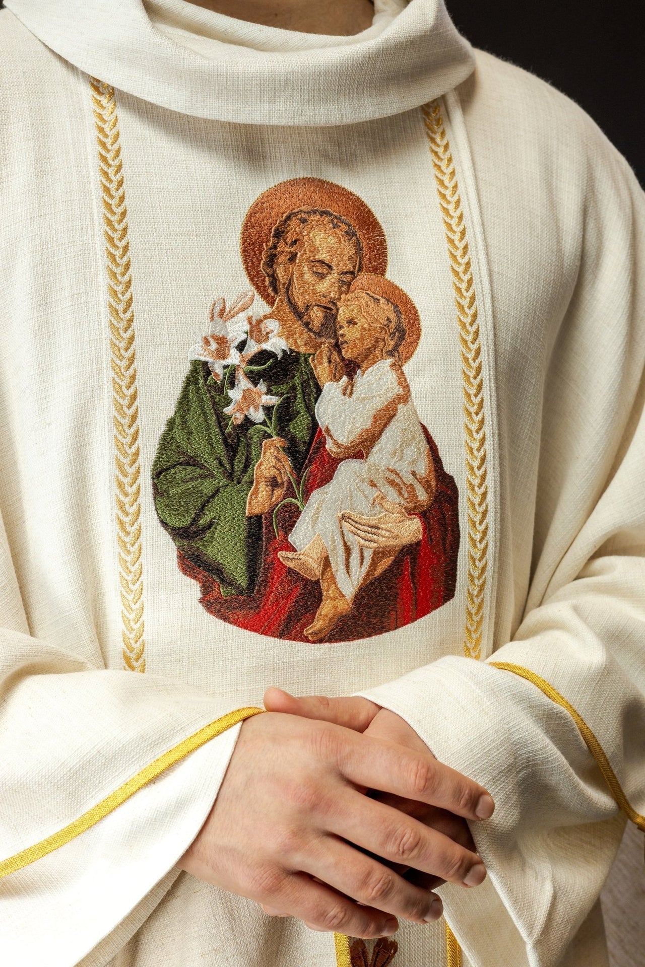 Ornat Liturgiczny Złoty ze Świętym Józefem - Polski Haft - SZATYLITURGICZNE.PL