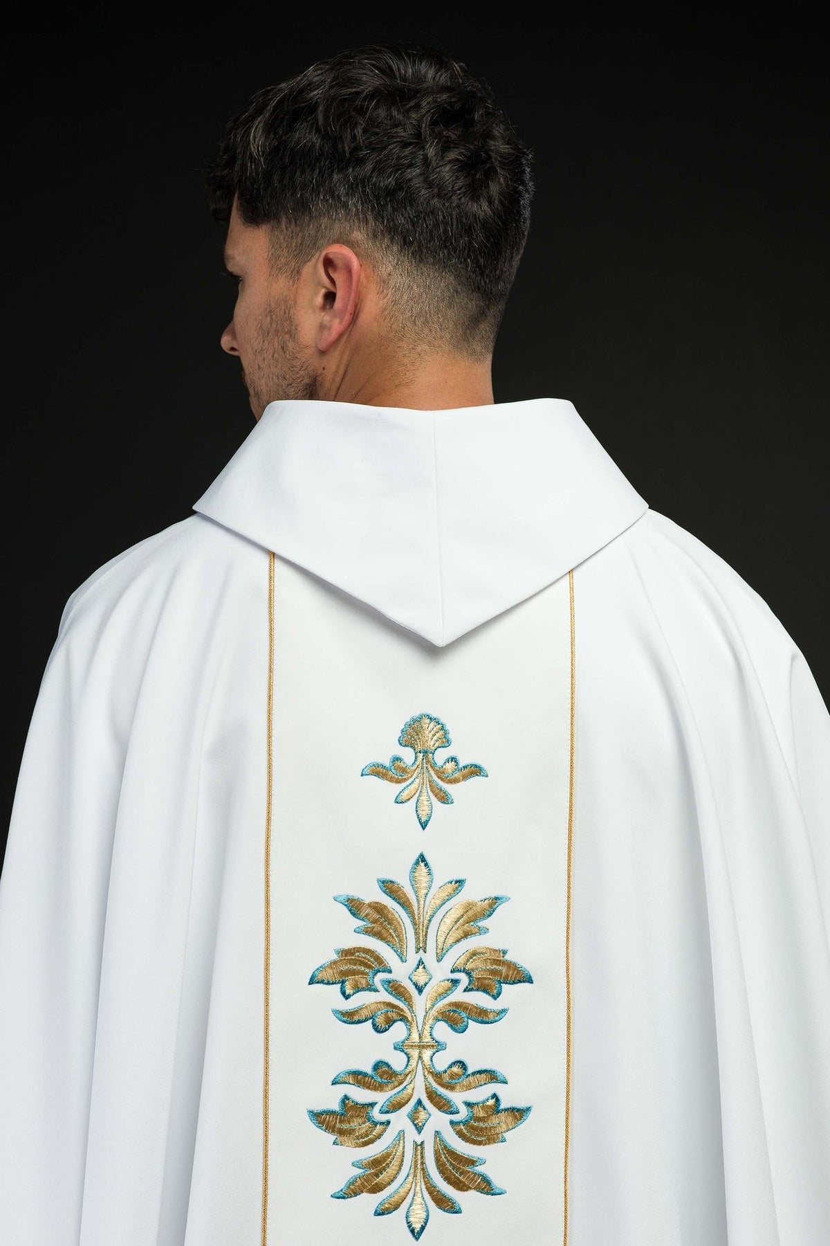 Ornat Maryjny Biały Haftowany Złotem z Stułą - Szaty Liturgiczne - SZATYLITURGICZNE.PL