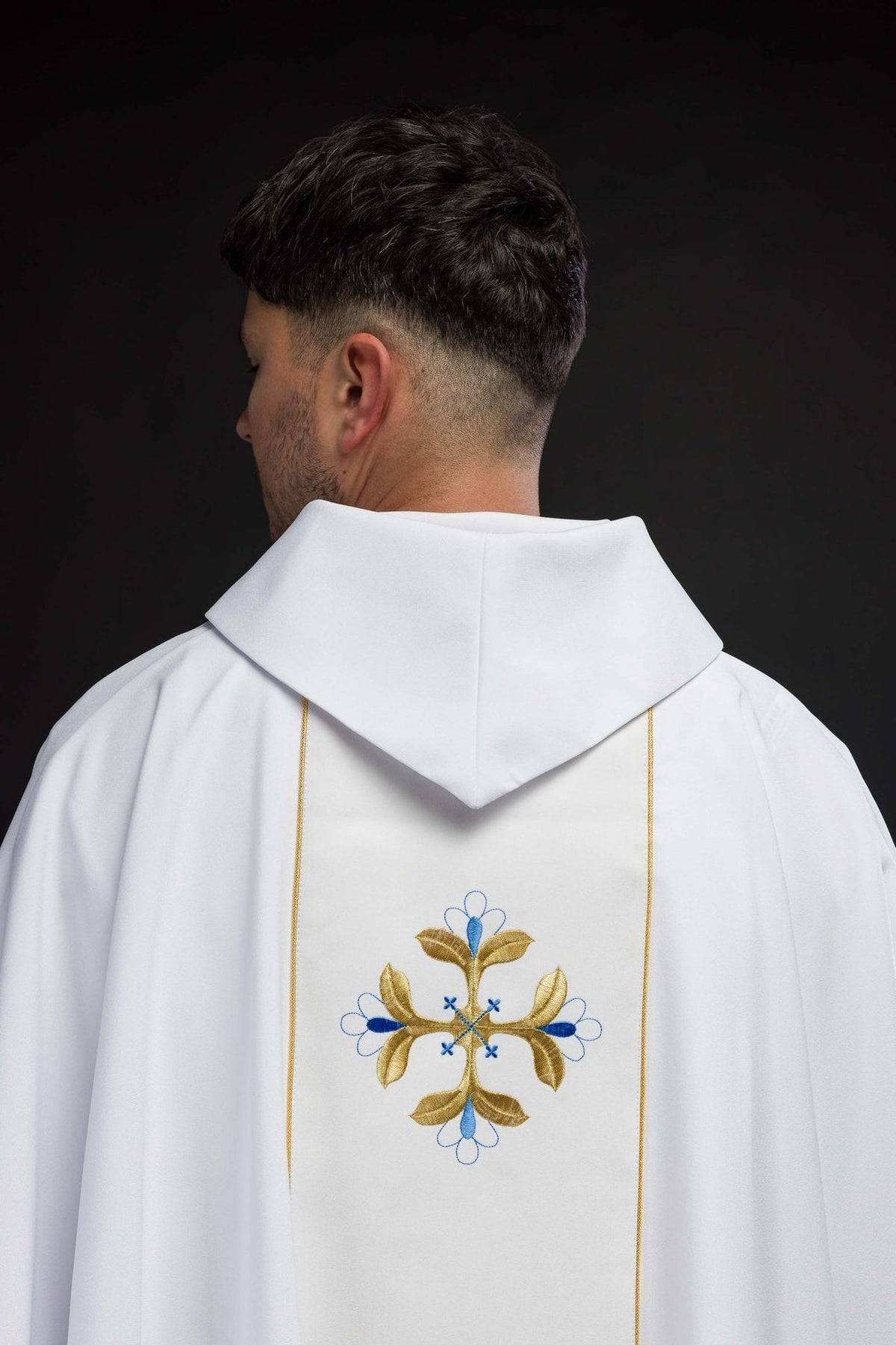 Ornat Maryjny Biały z Haftem Herbu i Złotą Lamówką - SZATYLITURGICZNE.PL