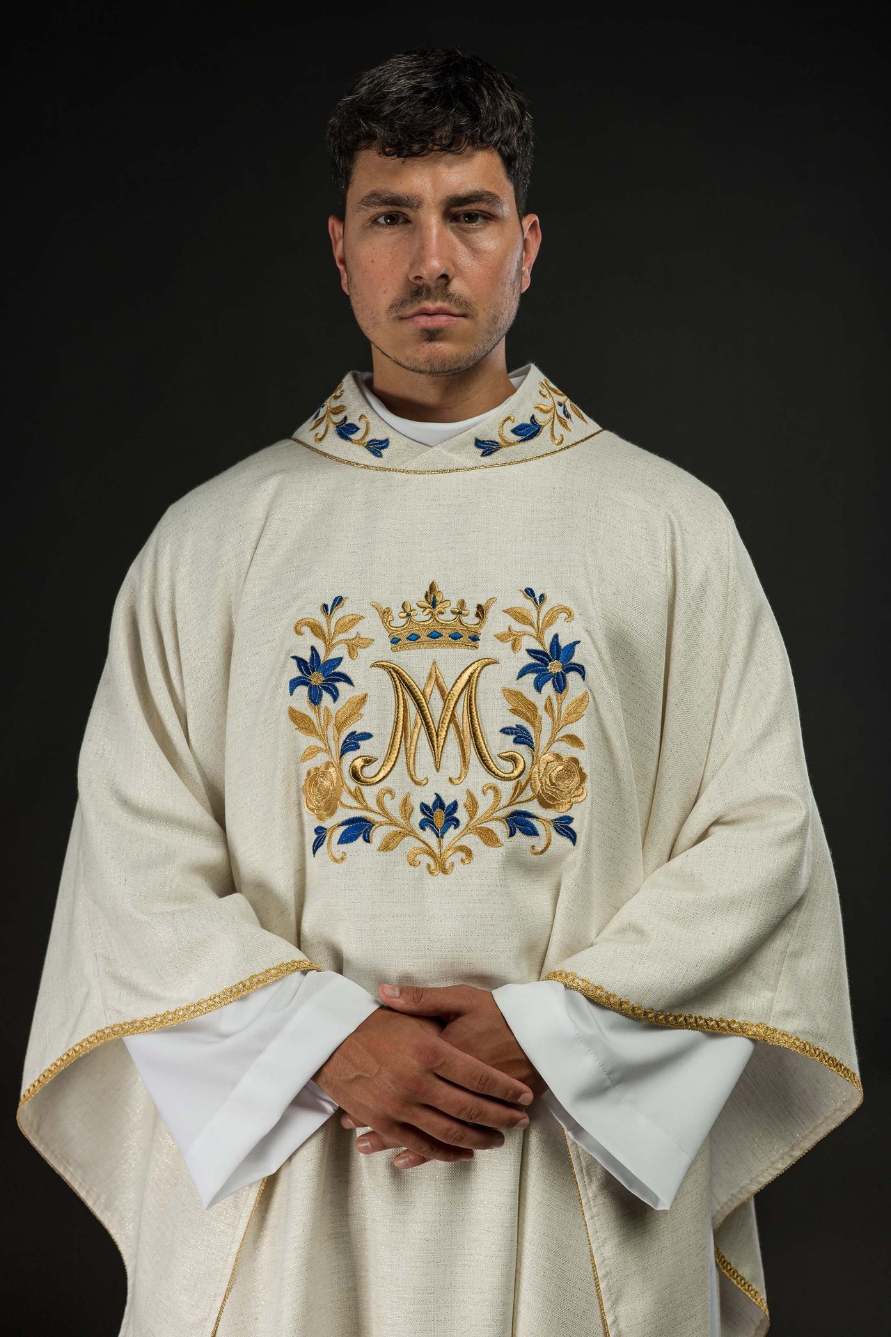 Ornat Maryjny Ecru Haftowany "Ave Maria" ze Złotą Lamówką - SZATYLITURGICZNE.PL