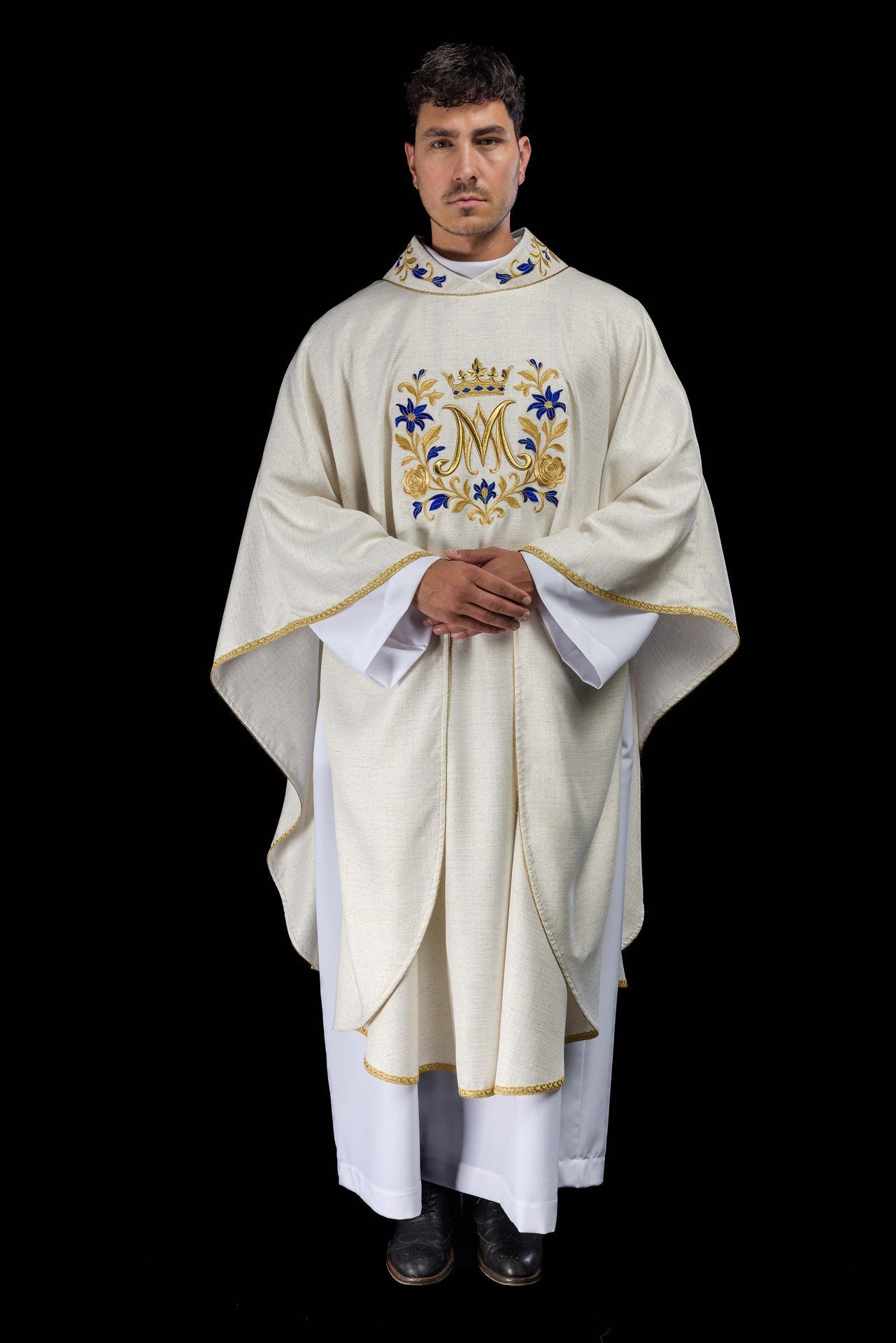 Ornat Maryjny Ecru Haftowany "Ave Maria" ze Złotą Lamówką - SZATYLITURGICZNE.PL
