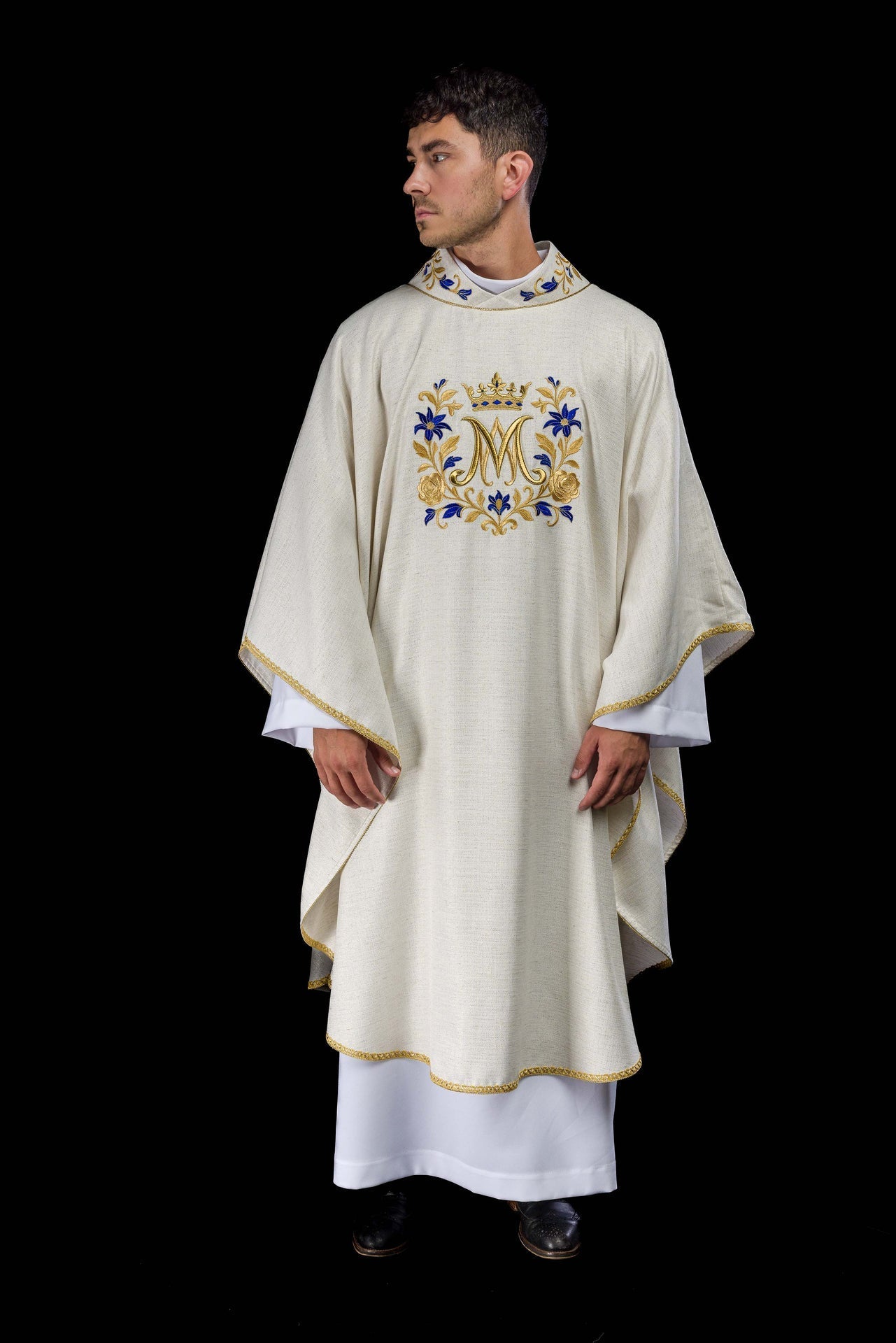 Ornat Maryjny Ecru Haftowany "Ave Maria" ze Złotą Lamówką - SZATYLITURGICZNE.PL