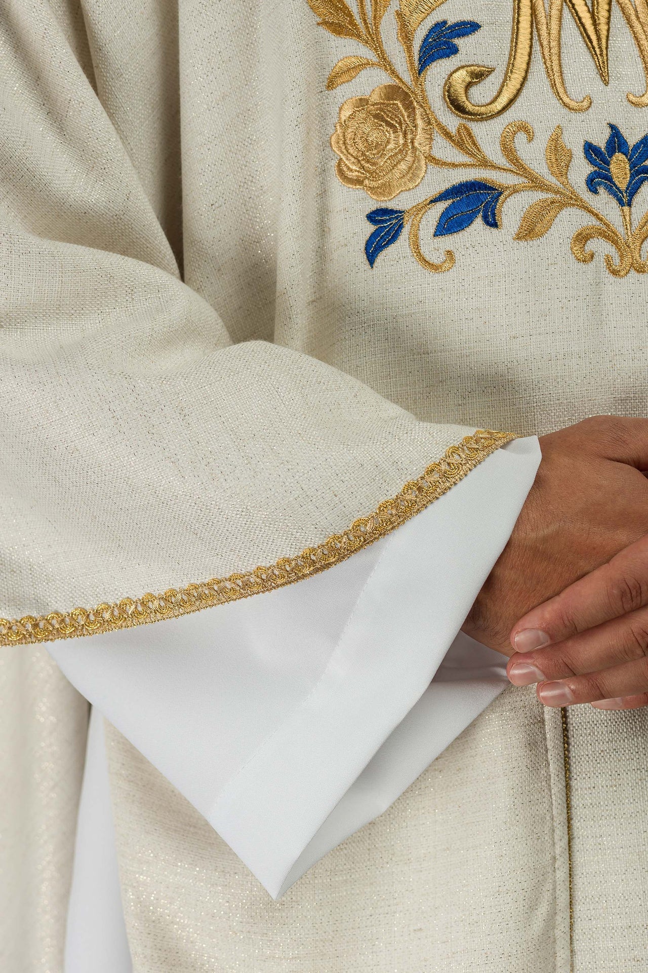 Ornat Maryjny Ecru Haftowany "Ave Maria" ze Złotą Lamówką - SZATYLITURGICZNE.PL
