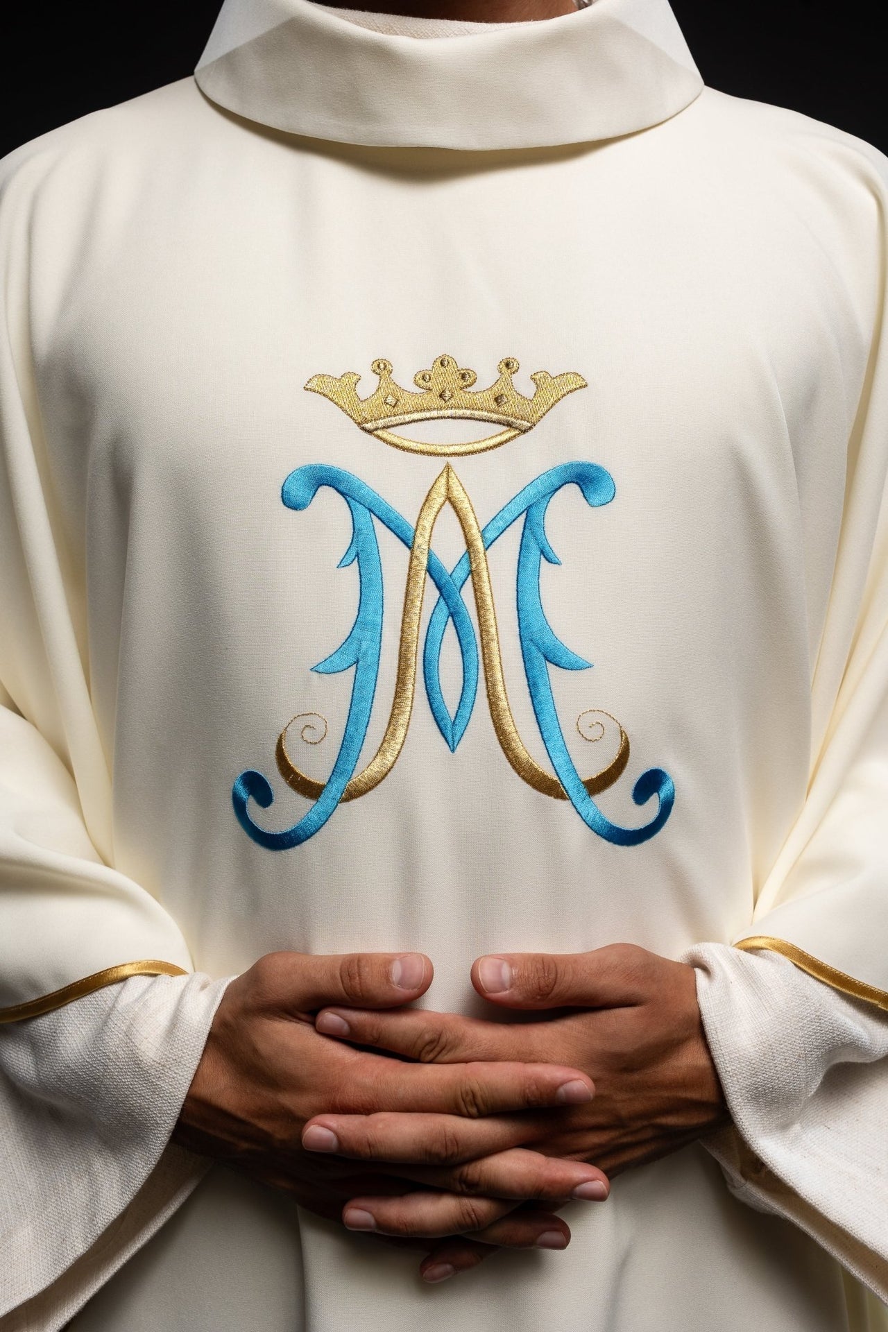 Ornat Maryjny Ecru Haftowany Złotą Lamówką i Herbem - Elegancki - SZATYLITURGICZNE.PL