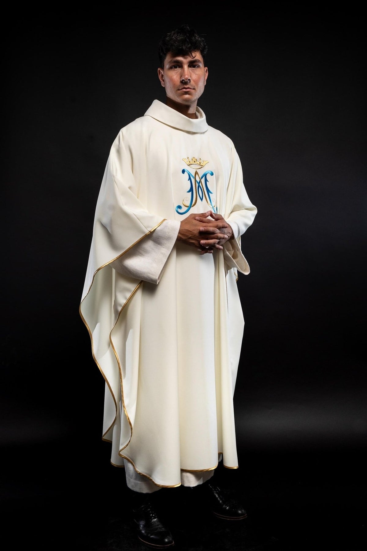 Ornat Maryjny Ecru Haftowany Złotą Lamówką i Herbem - Elegancki - SZATYLITURGICZNE.PL