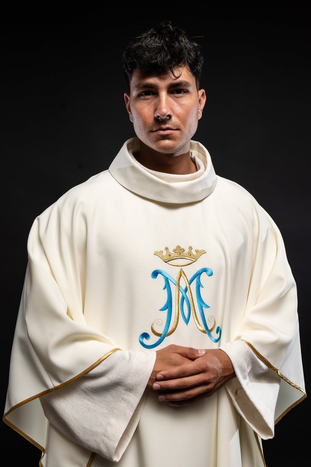 Ornat Maryjny Ecru Haftowany Złotą Lamówką i Herbem - Elegancki - SZATYLITURGICZNE.PL