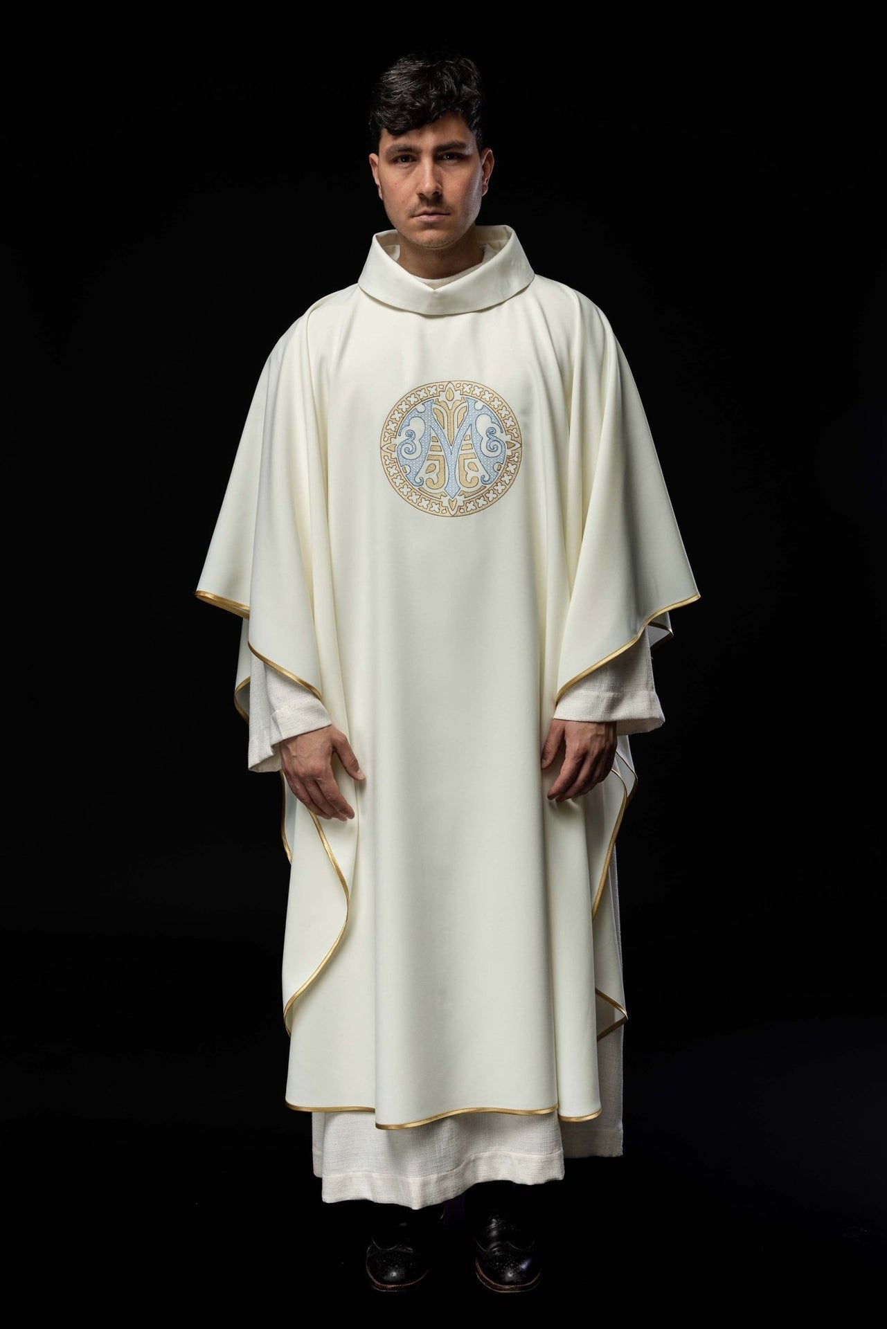 Ornat Maryjny Ecru Haftowany Złotem - Elegancki Strój Liturgiczny - SZATYLITURGICZNE.PL
