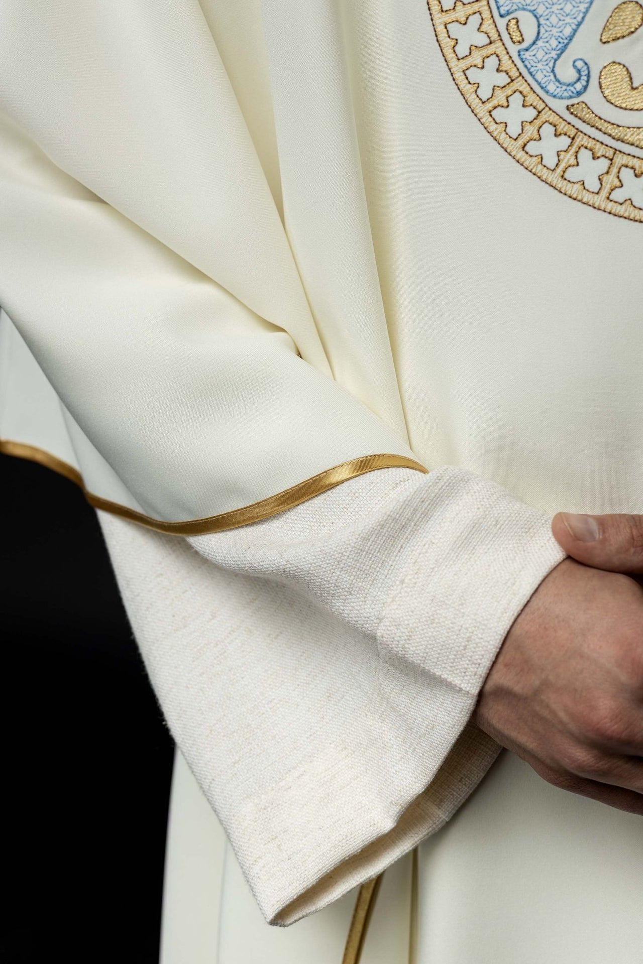 Ornat Maryjny Ecru Haftowany Złotem - Elegancki Strój Liturgiczny - SZATYLITURGICZNE.PL