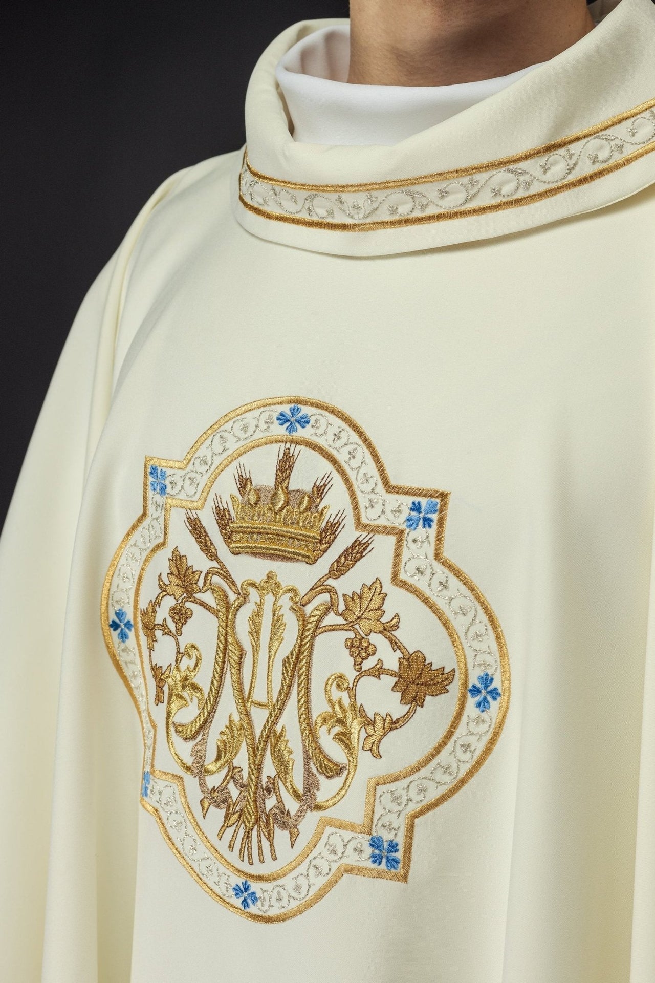 Ornat Maryjny Ecru Haftowany Złotem - Elegancki Strój Liturgiczny - SZATYLITURGICZNE.PL